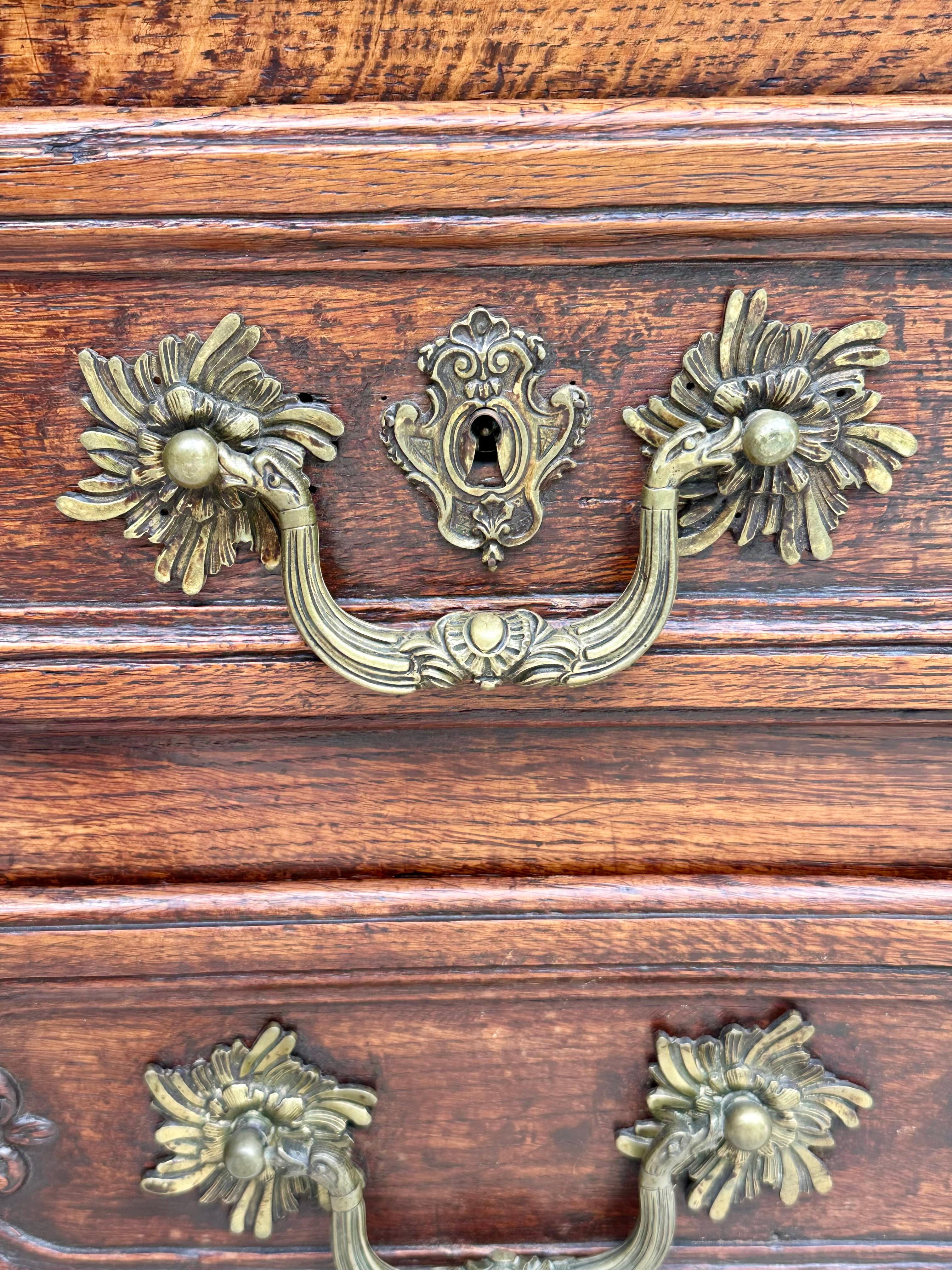 18th Century French Louis XV Walnut and Oak Chest of Drawers For Sale 3