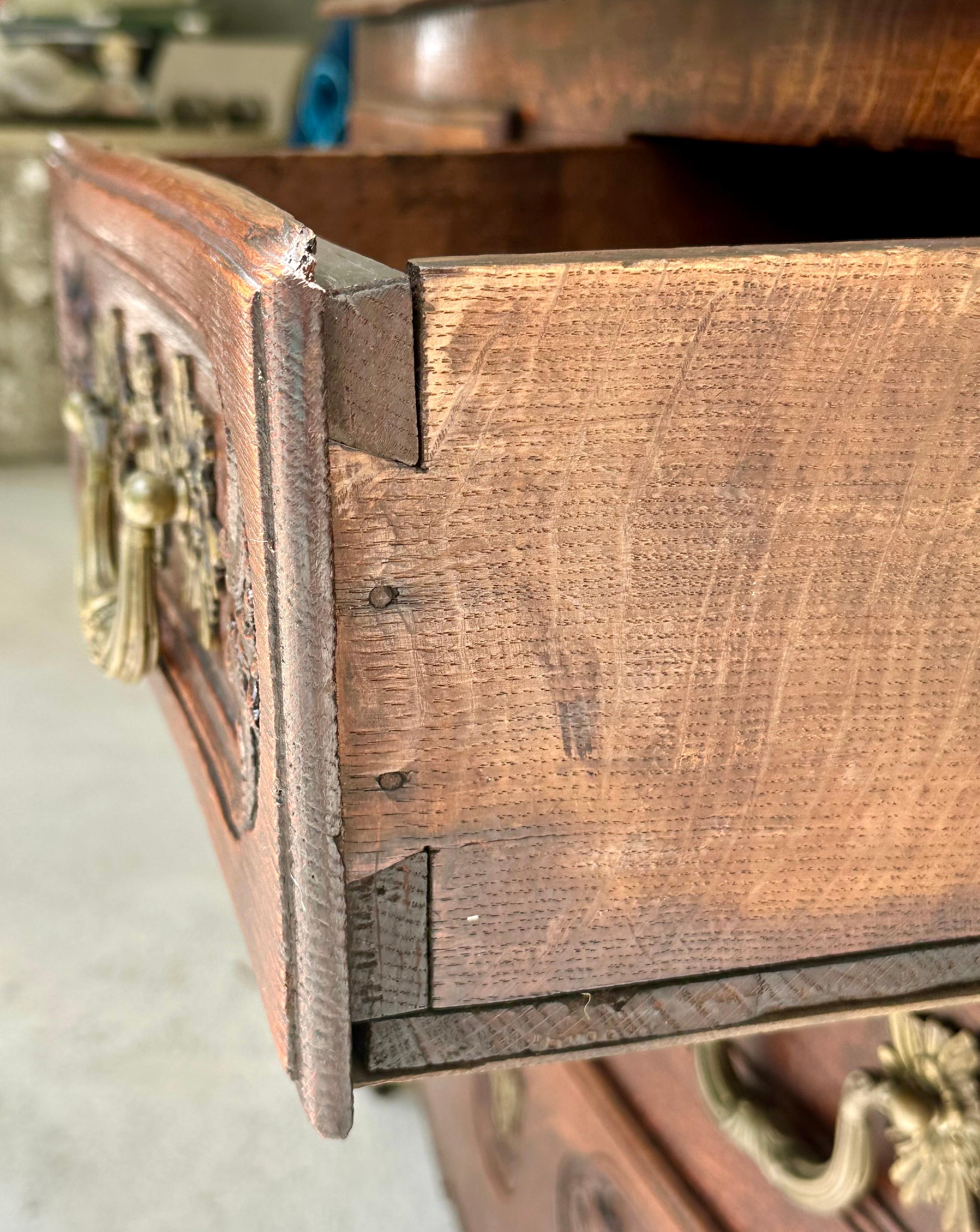 18th Century French Louis XV Walnut and Oak Chest of Drawers For Sale 4