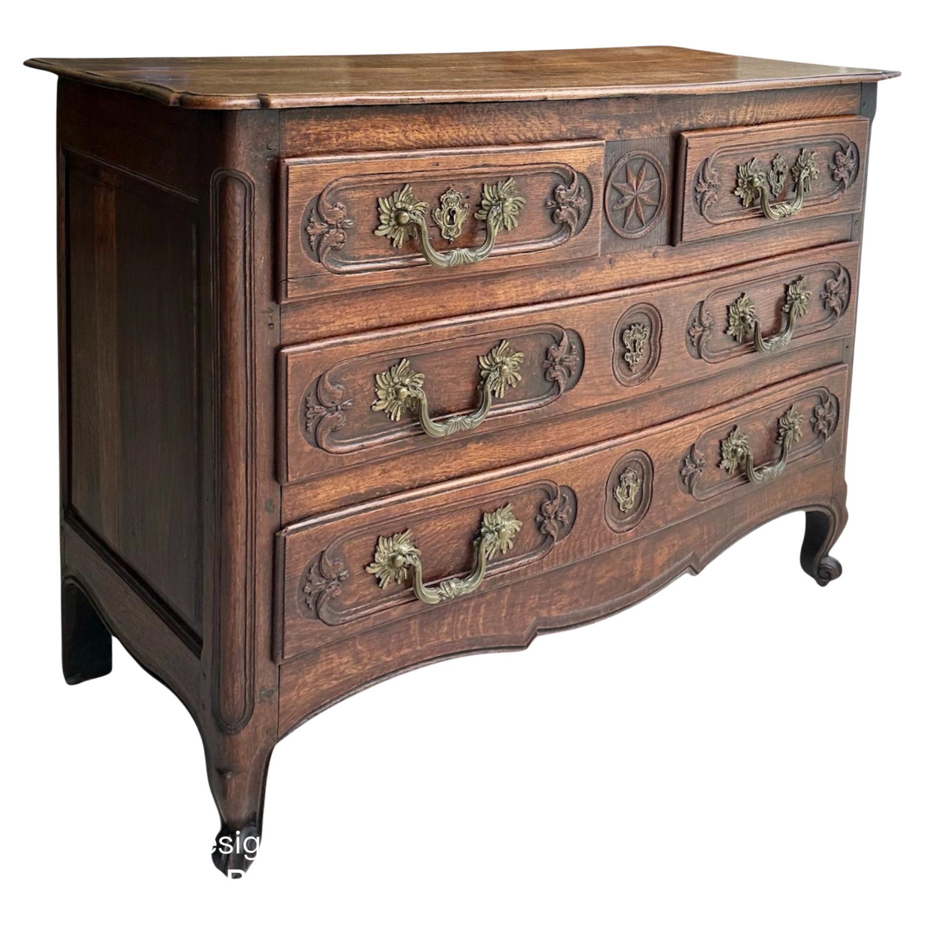 Commode Louis XV en chêne et noyer du XVIIIe siècle