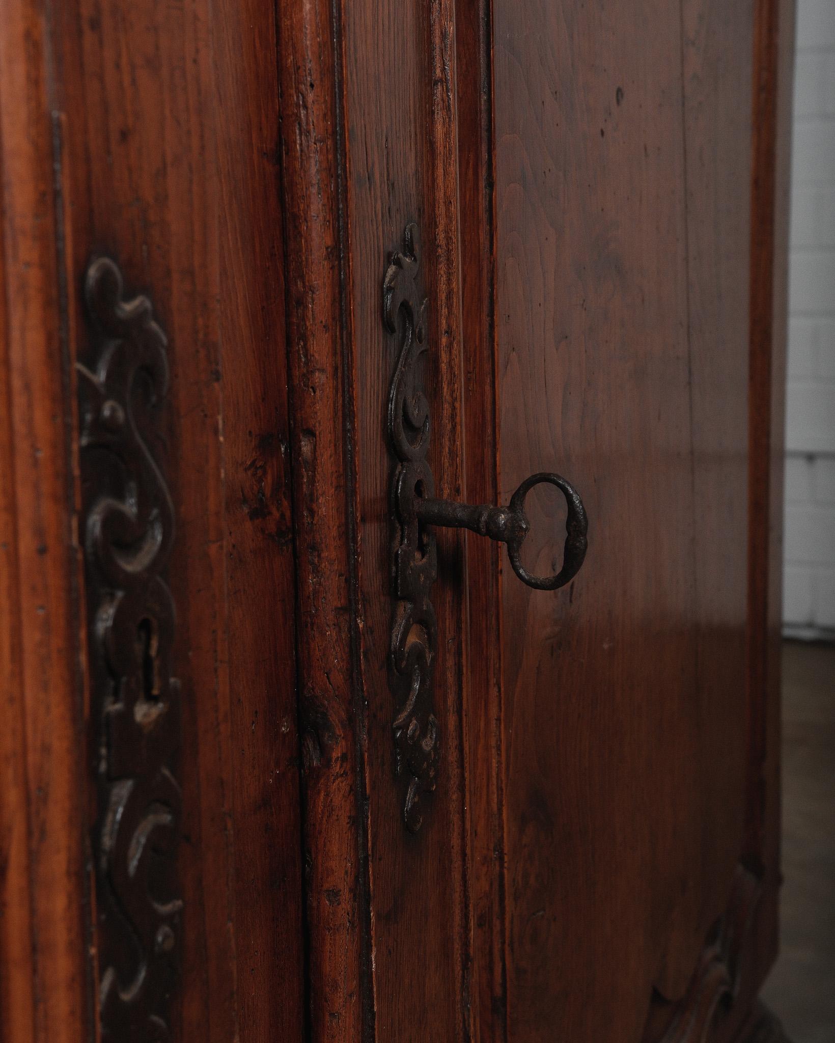 18th Century French Louis XV Walnut Buffet For Sale 6