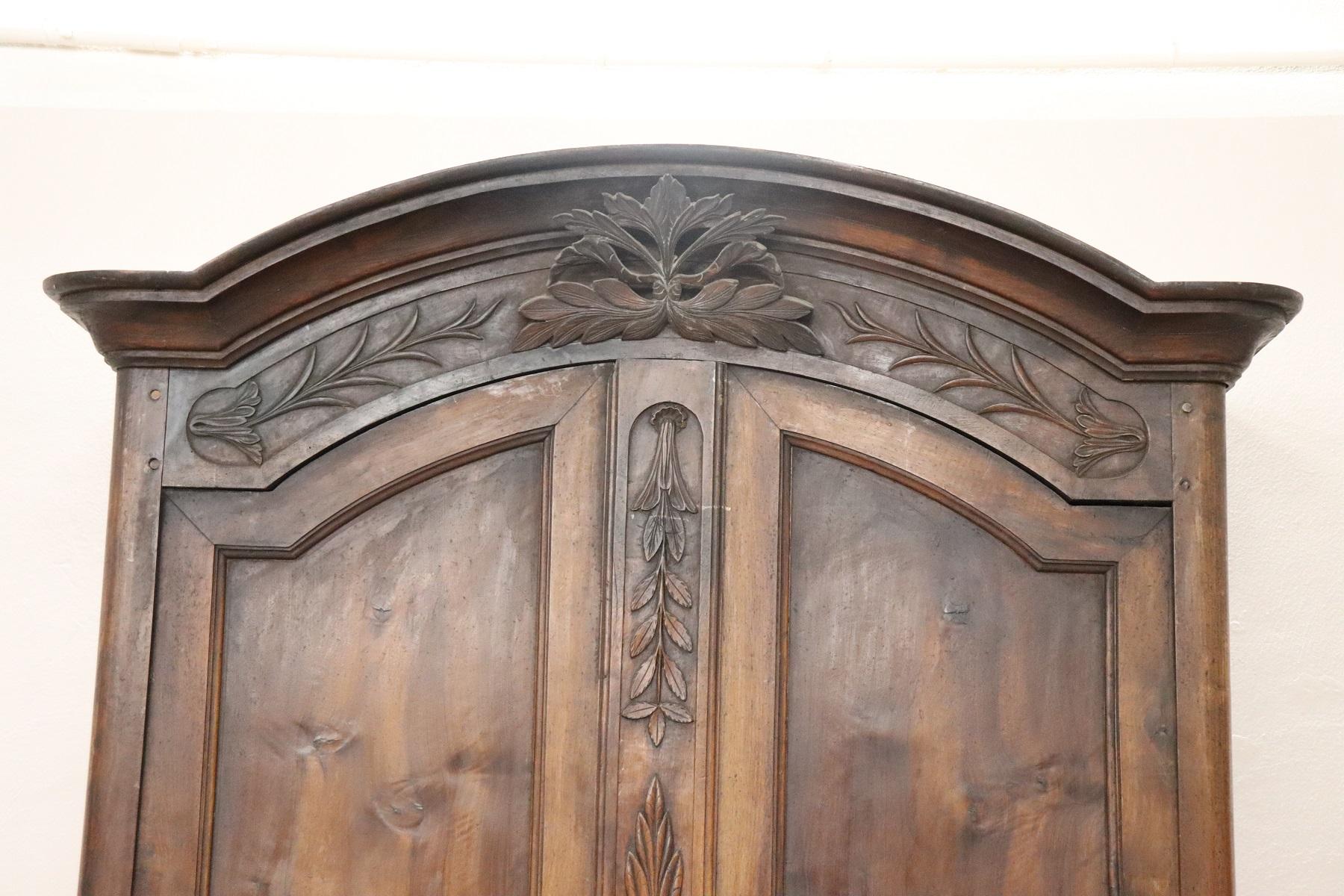 Rare and important antique wardrobe in solid walnut made in the late 18th century French Louis XV.
Characteristic wavy line with wood carvings on the floral taste front. Beautiful curly carved feet. The solid walnut is of great patina. Completely