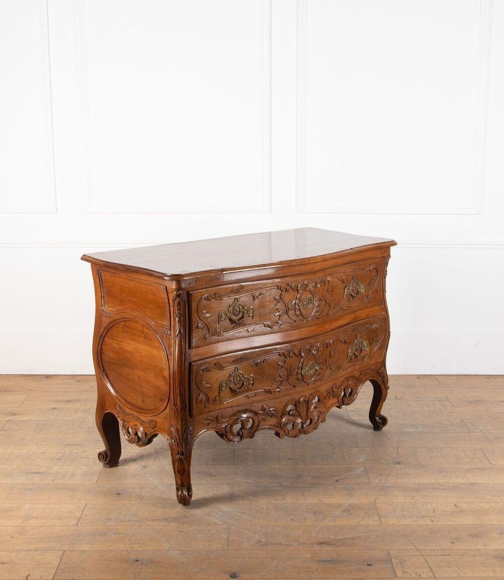 Commode en noyer Louis XV du XVIIIe siècle en vente 5