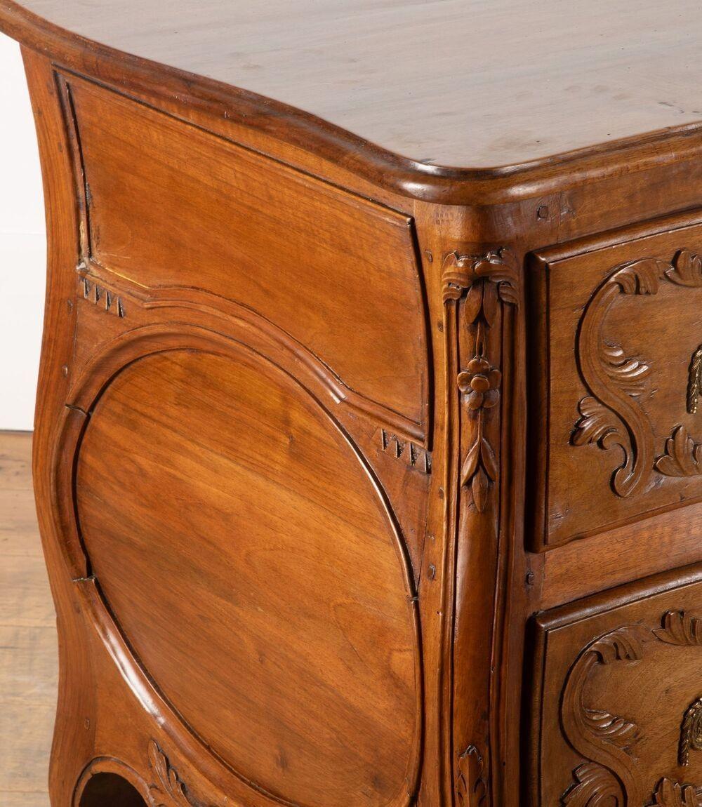 Commode francese in noce Luigi XV del XVIII secolo in vendita 7