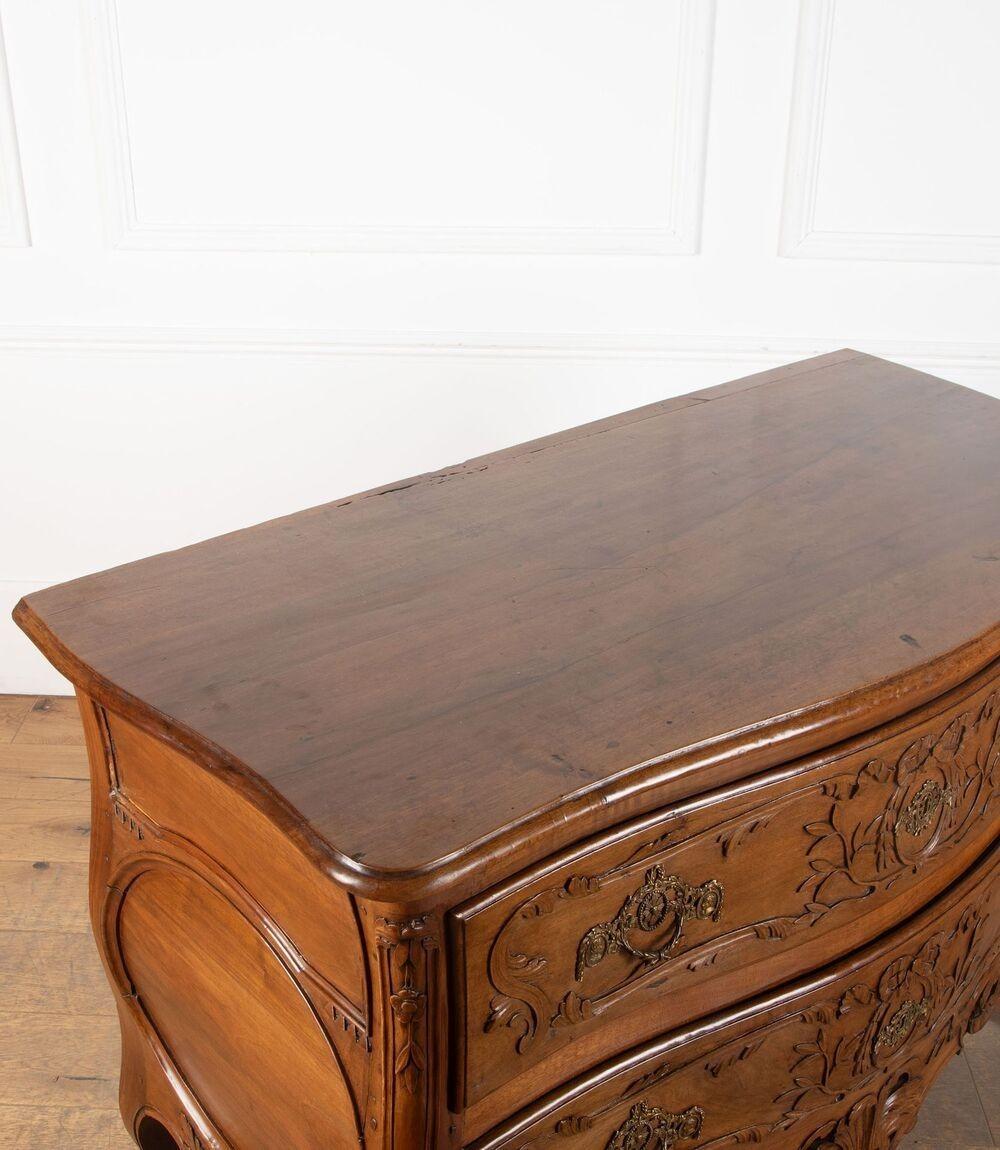 Francese Commode francese in noce Luigi XV del XVIII secolo in vendita