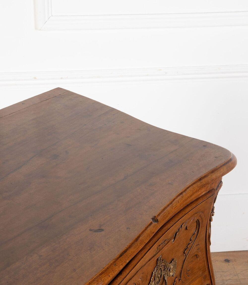 Noce Commode francese in noce Luigi XV del XVIII secolo in vendita