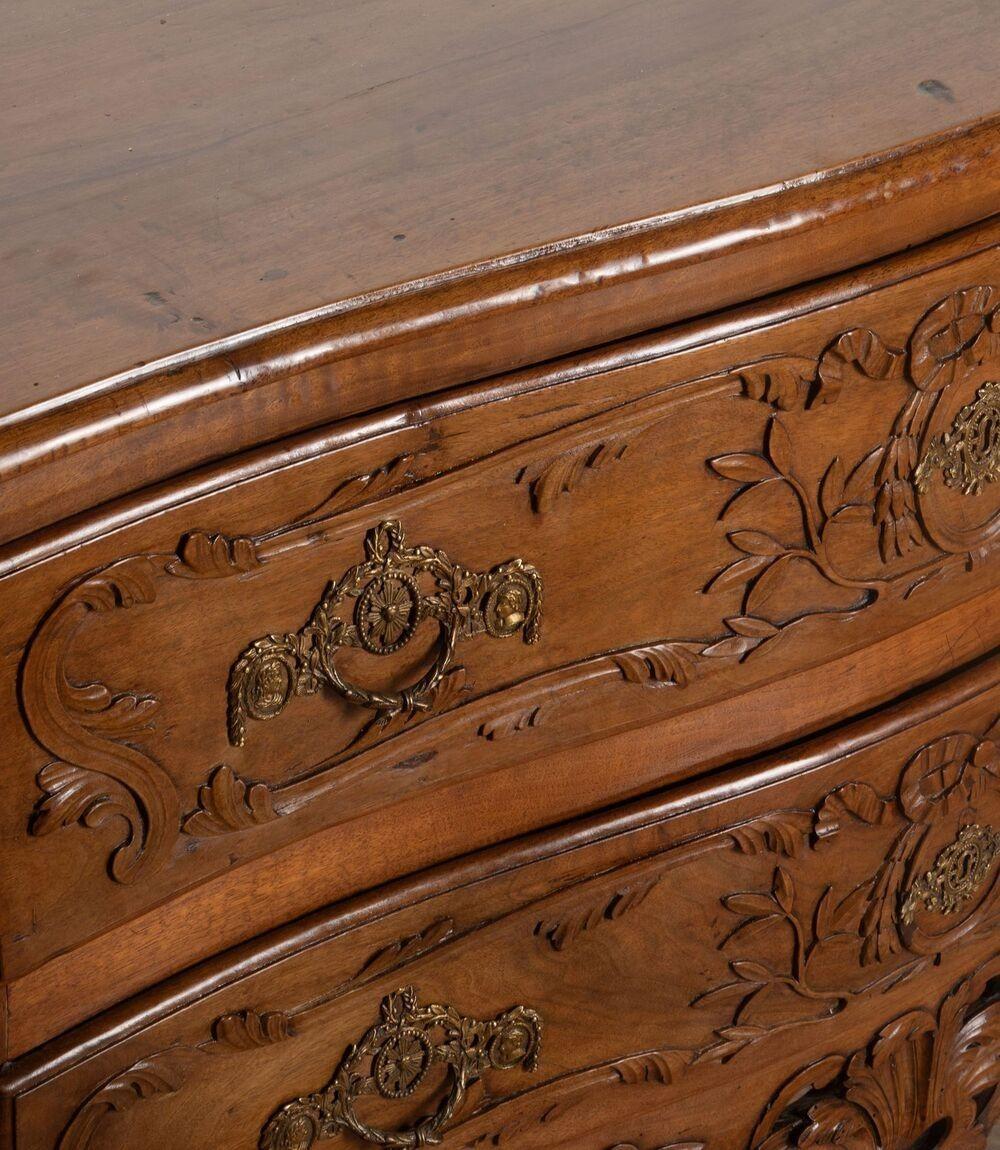 Commode francese in noce Luigi XV del XVIII secolo in vendita 1