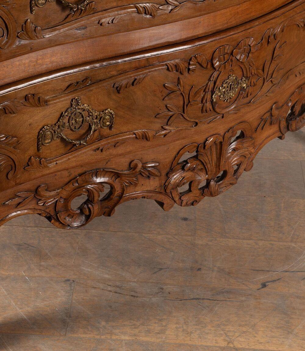 Commode francese in noce Luigi XV del XVIII secolo in vendita 2