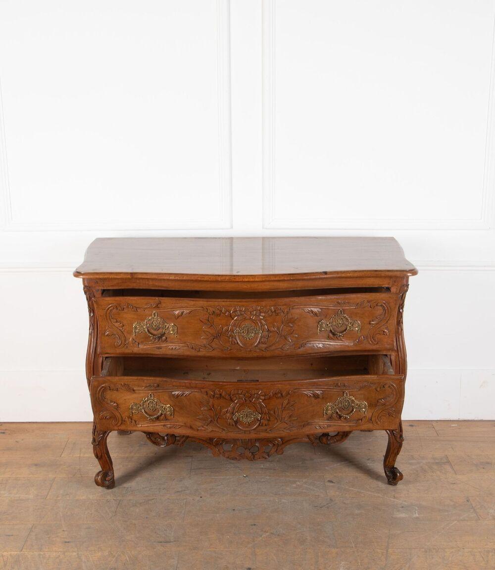 Commode francese in noce Luigi XV del XVIII secolo in vendita 3