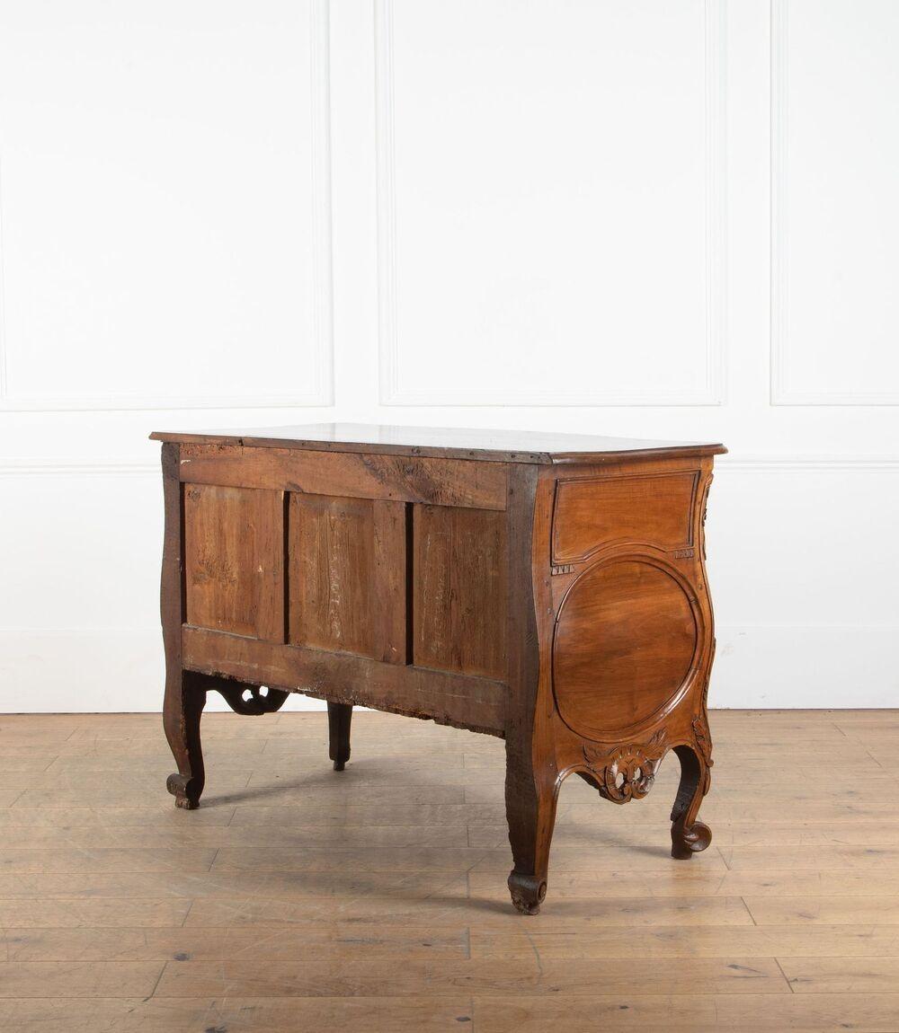 Commode francese in noce Luigi XV del XVIII secolo in vendita 4