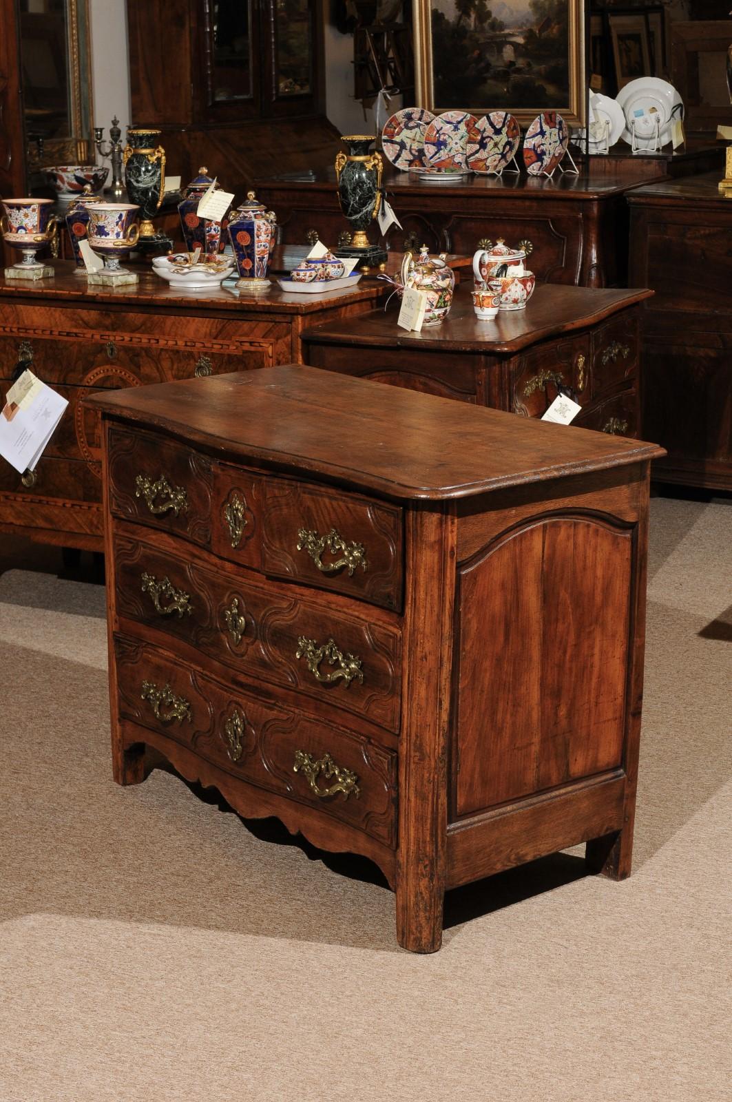 18th Century French Louis XV Walnut Commode with 5 Drawers 6