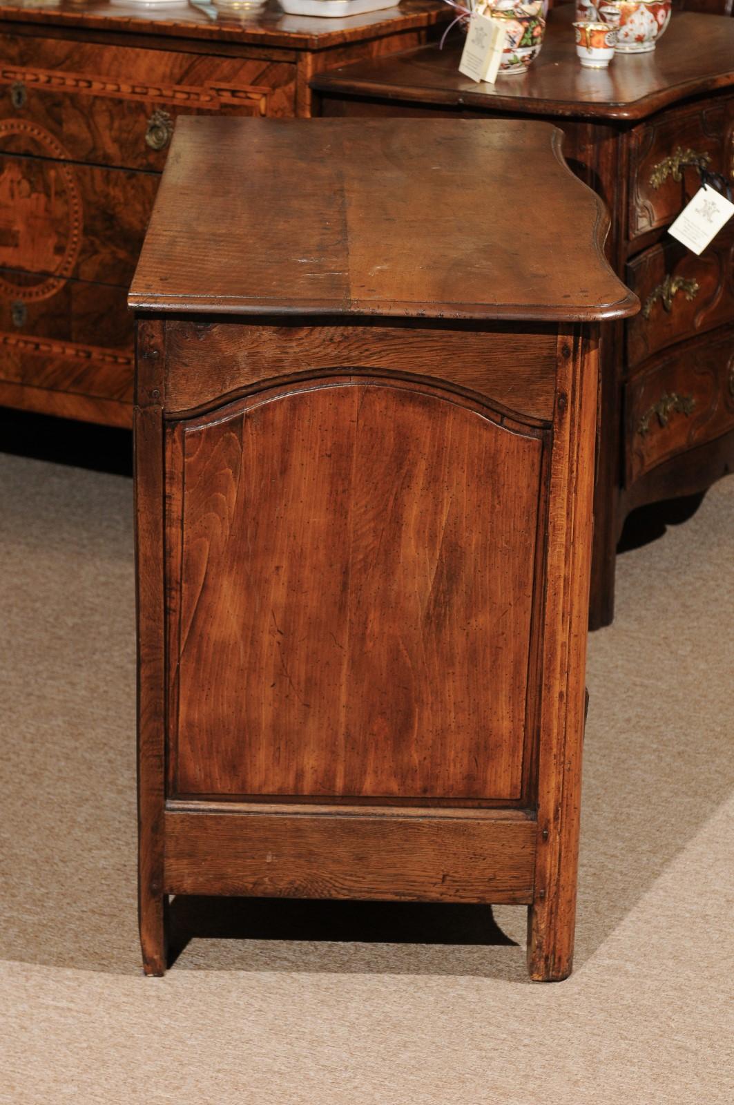 18th Century French Louis XV Walnut Commode with 5 Drawers 3