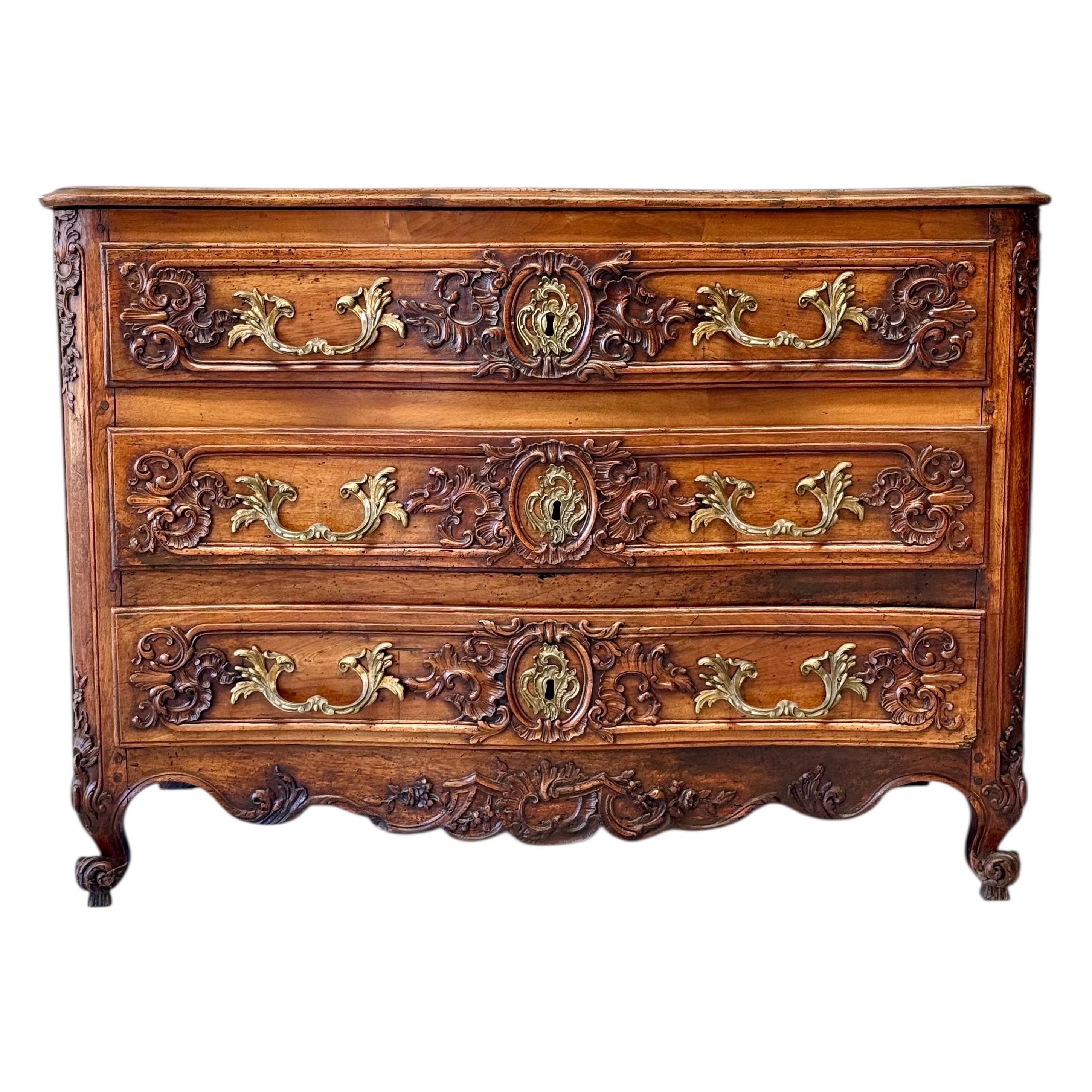 Commode francese Luigi XV del XVIII secolo in noce con intagli ornamentali