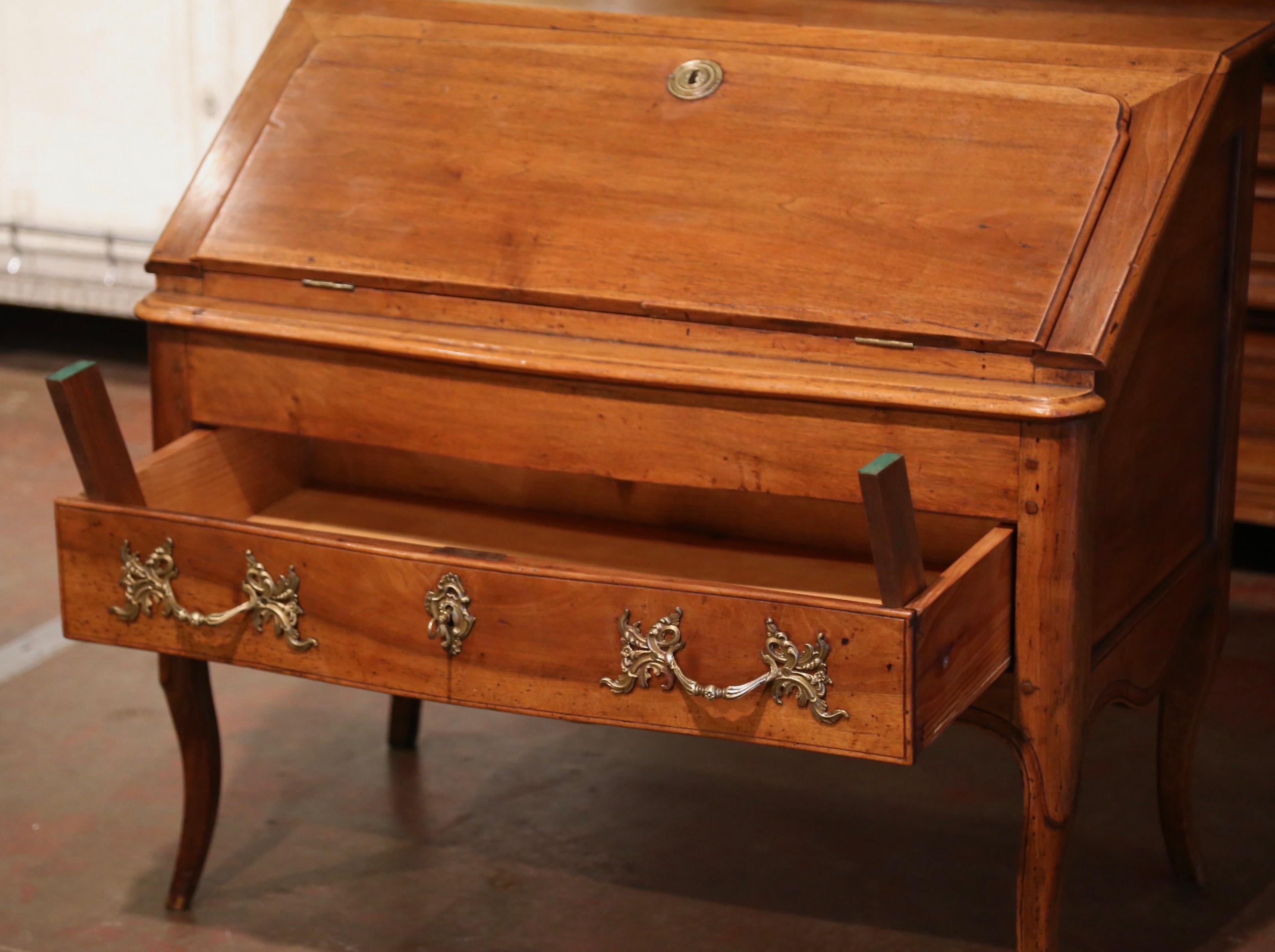 Französischer Louis XV.-Schreibtisch Sekretär aus Nussbaumholz aus der Provence, 18. Jahrhundert im Angebot 4