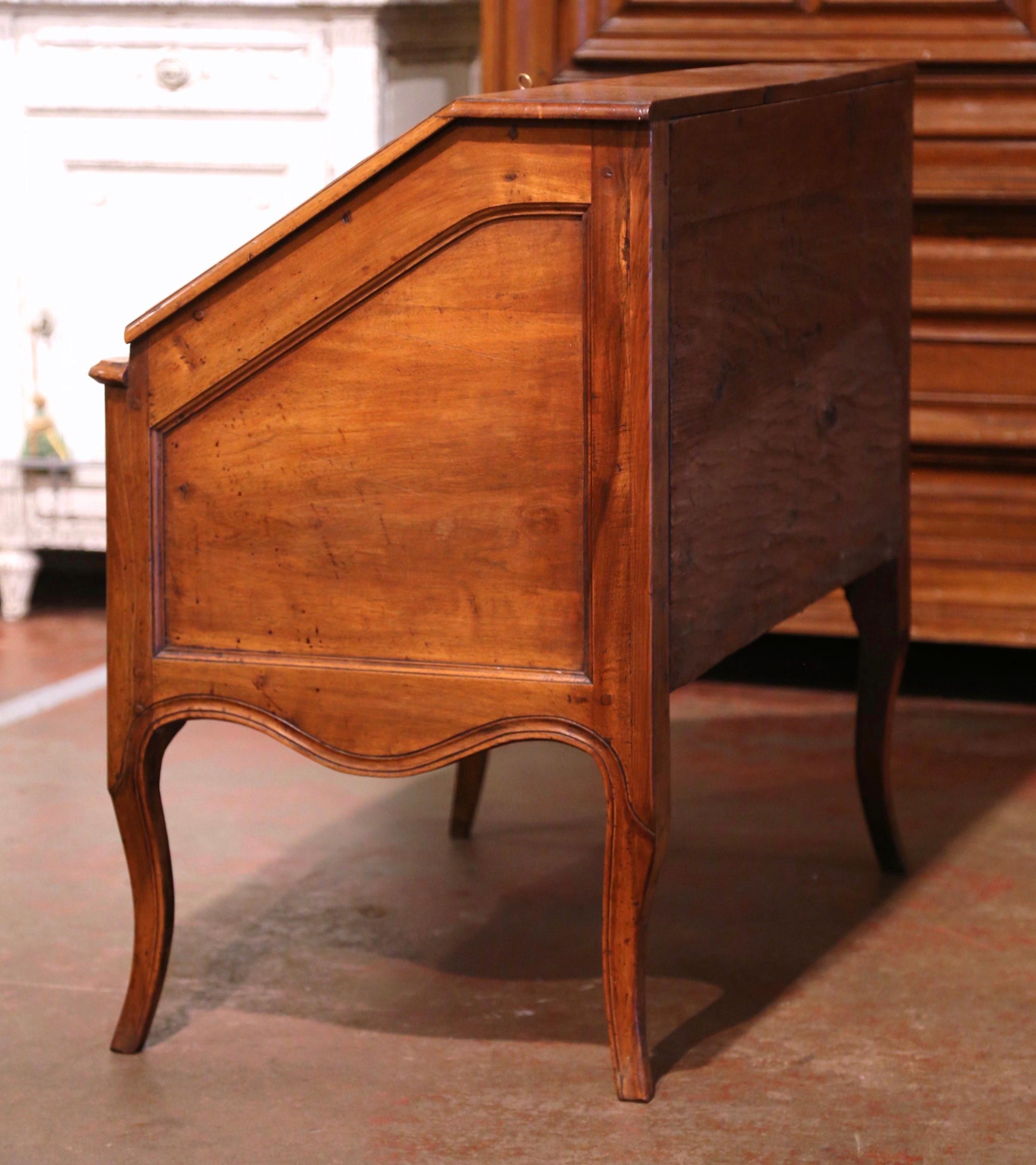 18th Century French Louis XV Walnut Desk Secretary from Provence For Sale 10