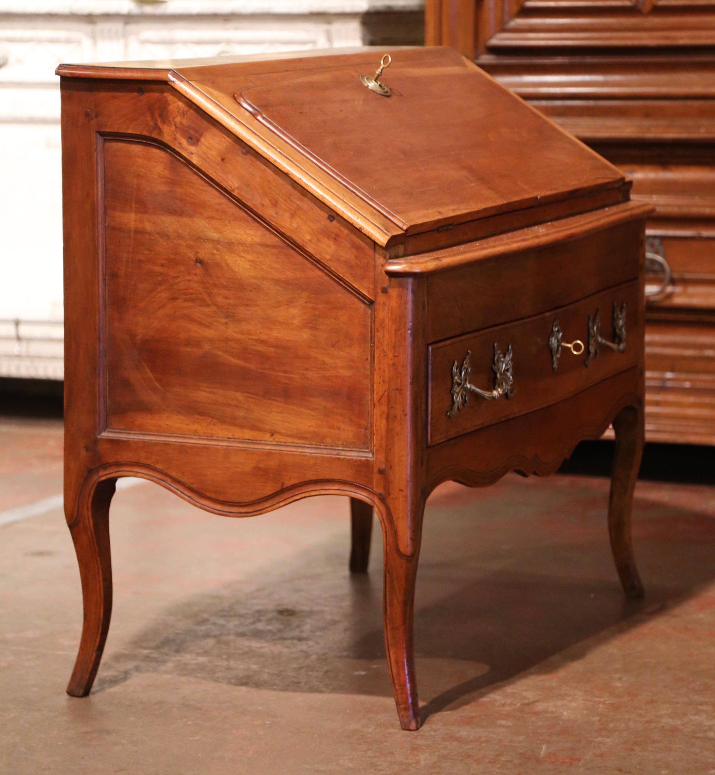 18th Century French Louis XV Walnut Desk Secretary from Provence In Excellent Condition For Sale In Dallas, TX