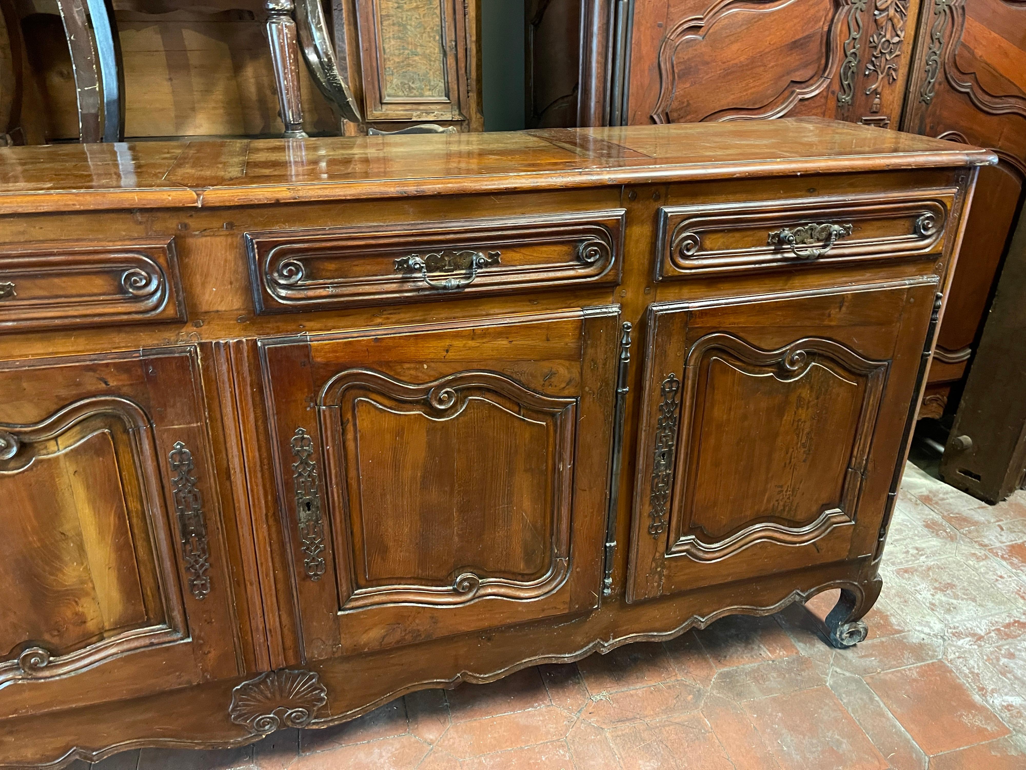 Classic French sideboard, typical of the Provence region, large size, made of walnut wood.
Finely enriched with light carvings.
Cabinet to be restored but in good conditions.