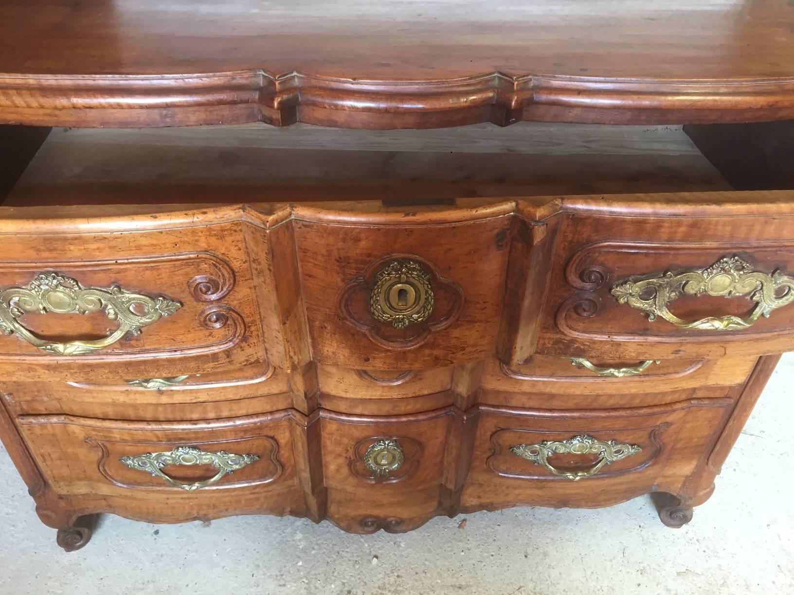 18th century French Louis XV walnut three drawers commode.
Double 