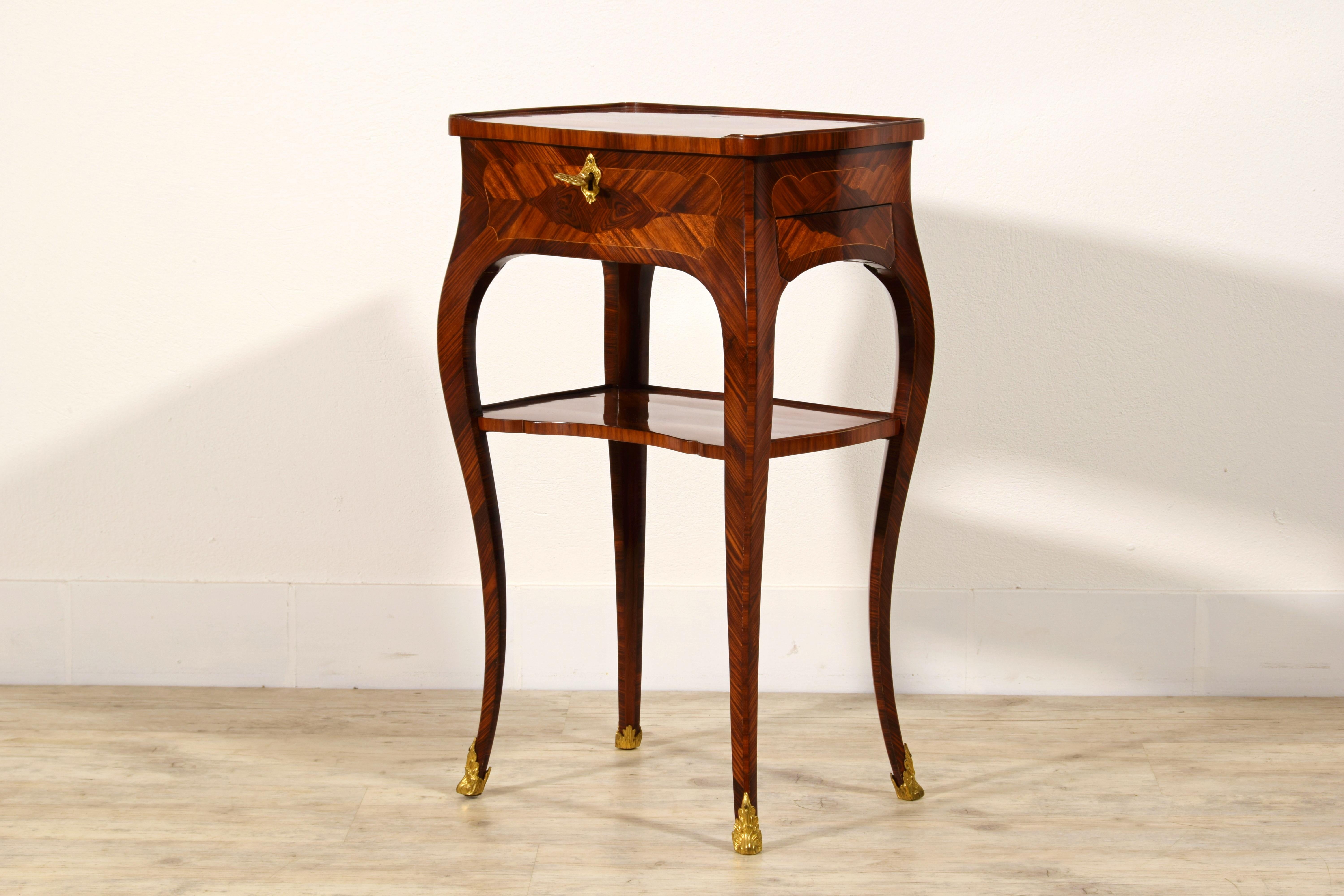 Table de centre en bois Louis XV, XVIIIe siècle, France

L'élégante et petite table basse Louis XV, fabriquée en France vers le milieu du XVIIIe siècle, est pavée de bois précieux, caractérisé par une couleur où le rouge foncé alterne avec des