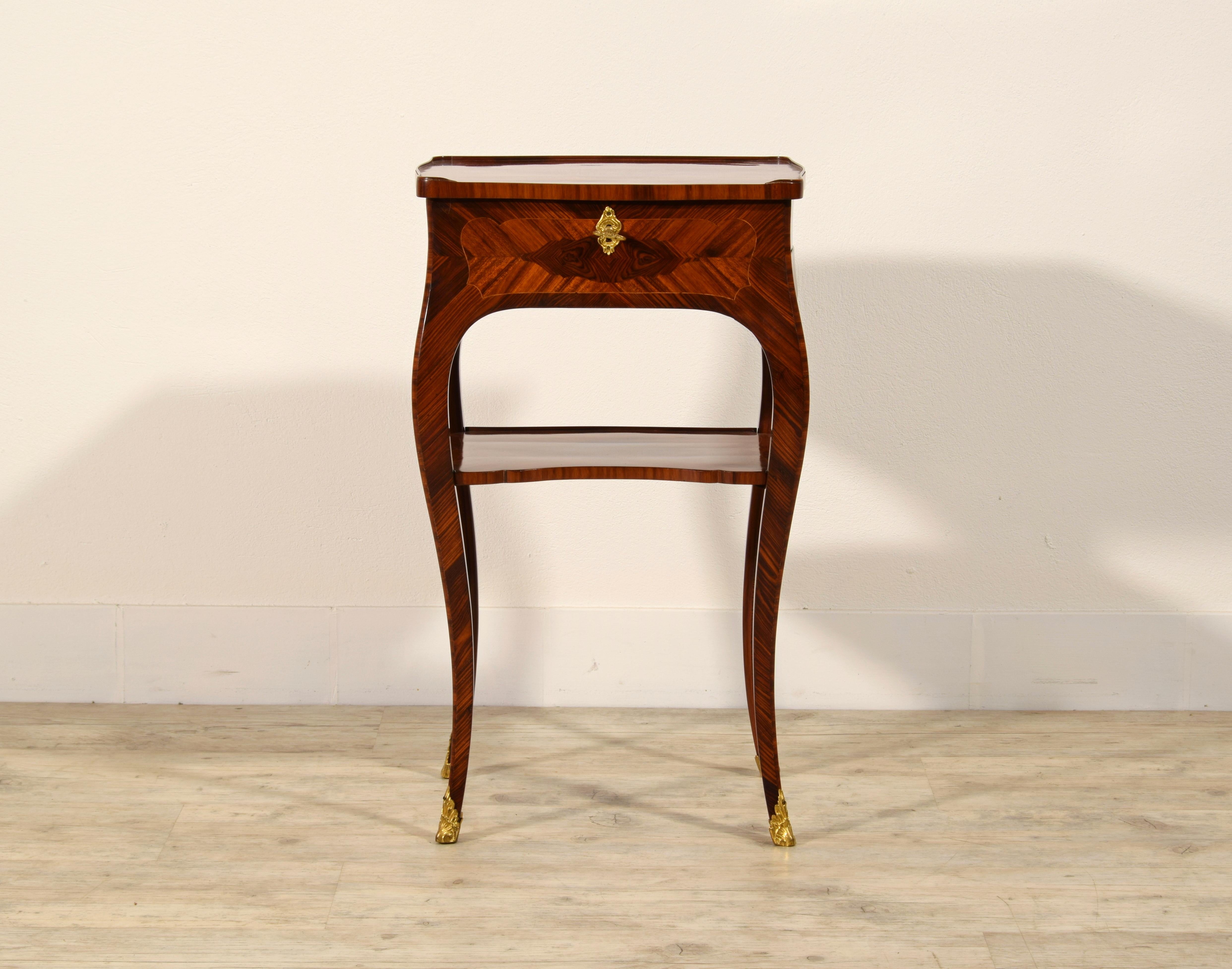 Français Table de centre en bois Louis XV, XVIIIe siècle, France en vente