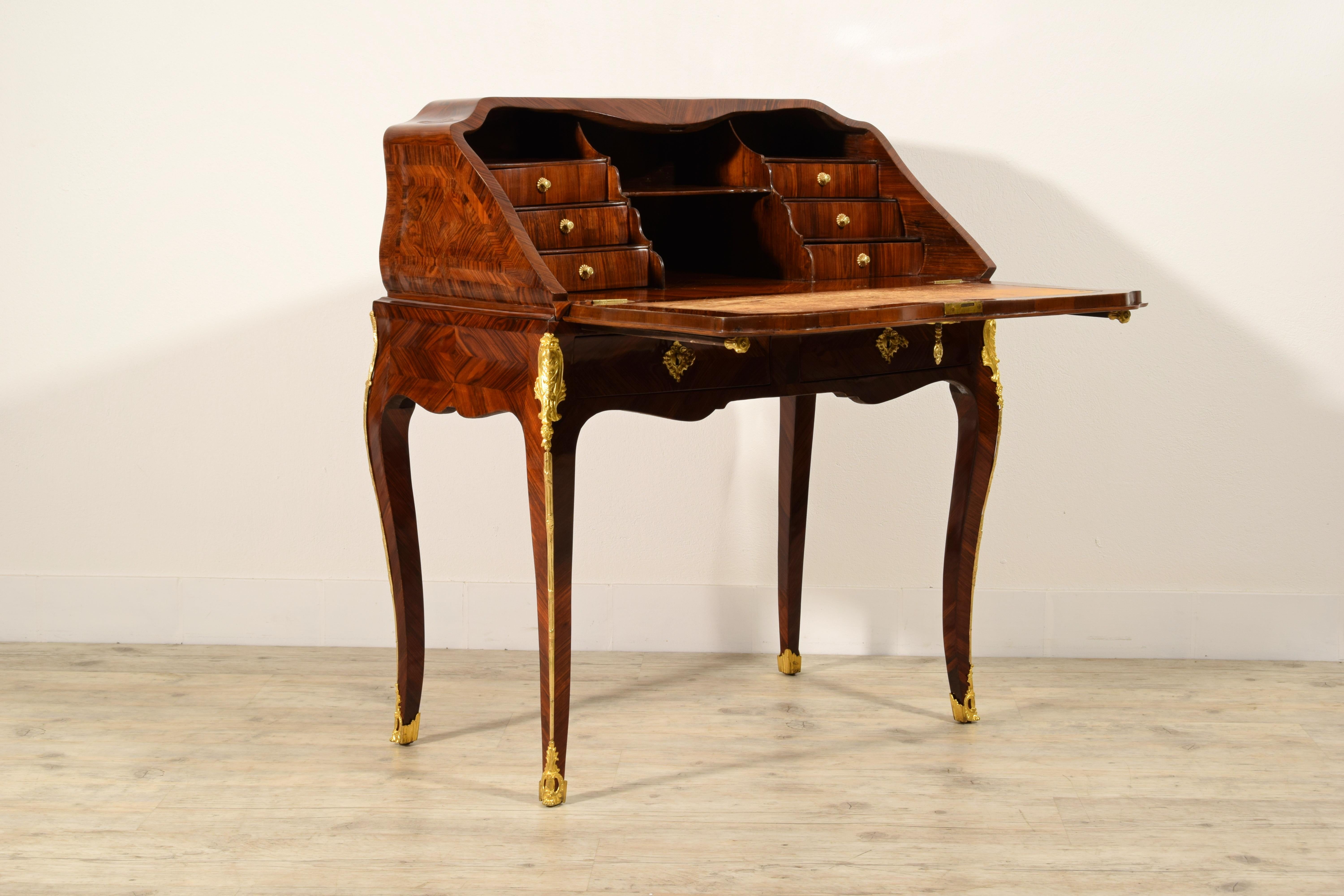 Doré  Bureau à abattant en bois de style Louis XV, XVIIIe siècle  en vente