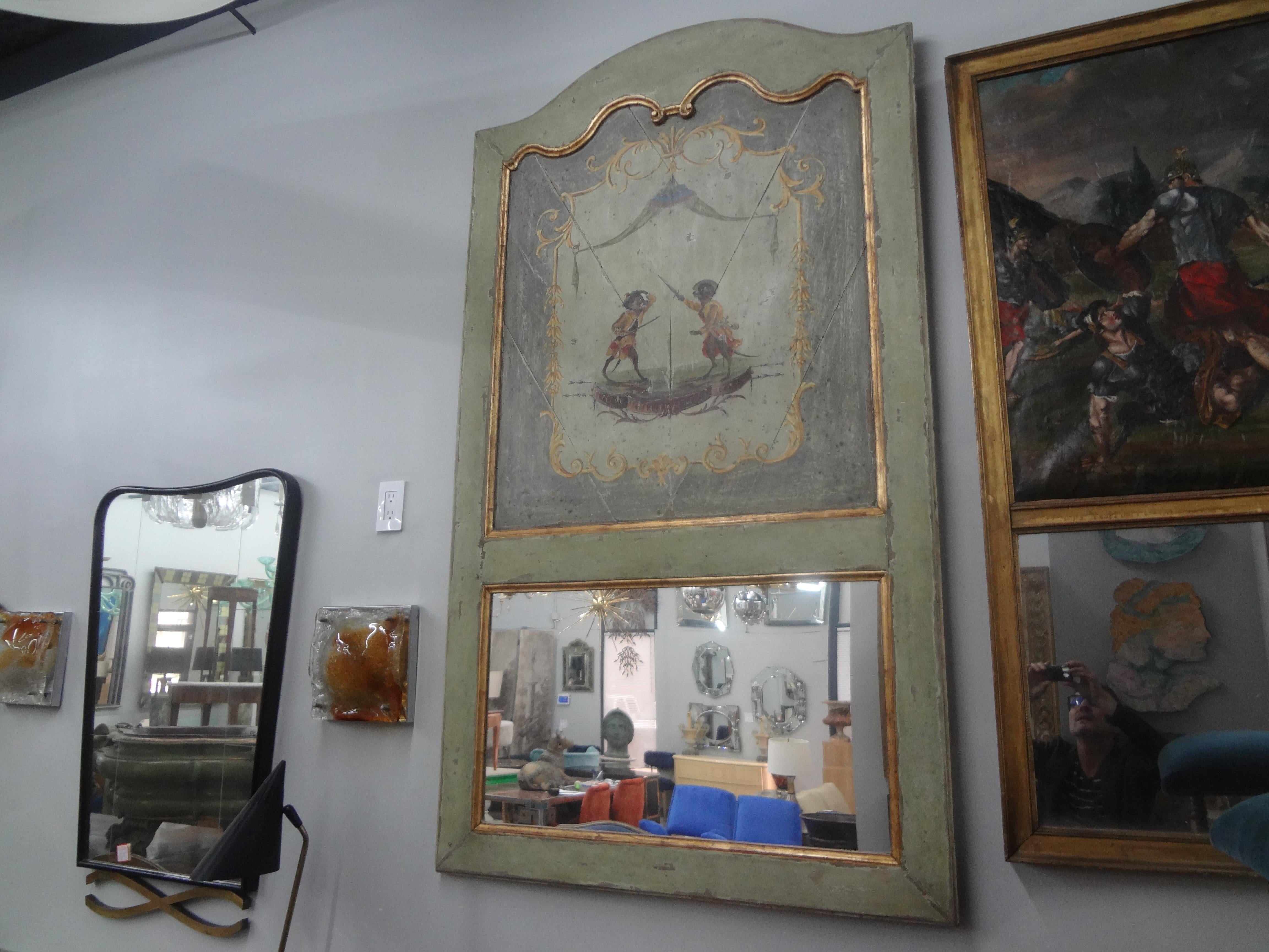 18. Jahrhundert Französisch Louis XVI Boiserie Trumeau Spiegel.
Dieses wunderschöne französische Boiserie-Trumeau aus dem 18. Jahrhundert zeigt zwei Affen vor einem Chinoiserie-Hintergrund. Der ungewöhnlichste Statement-Spiegel!