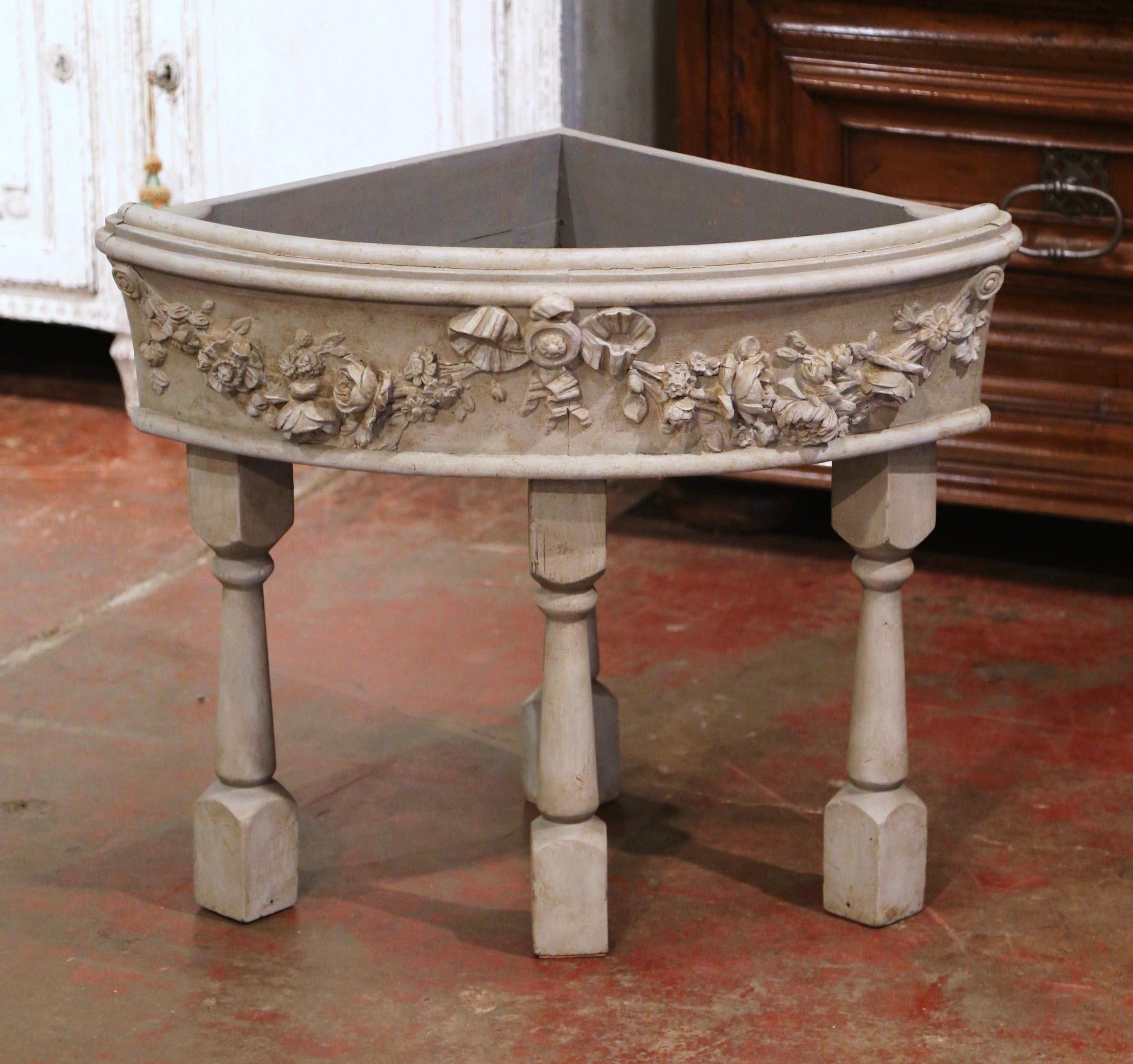 This elegant and unusual antique planter was crafted in Provence, circa 1780. Standing on four turned legs from later addition, the Classic jardinière is angled in shape; it features a bowed front decorated with the traditional hand carved ribbon