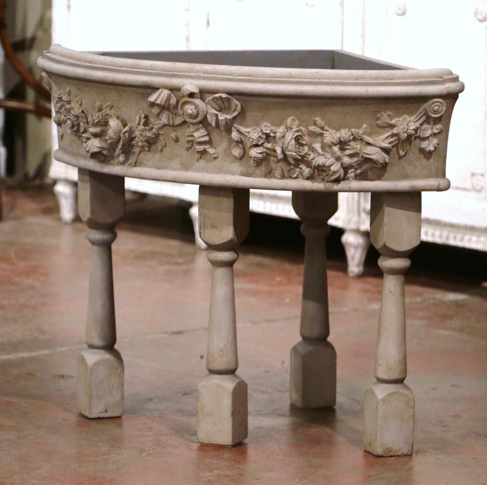 18th Century French Louis XVI Carved and Painted Bowed Corner Planter on Stand In Excellent Condition In Dallas, TX