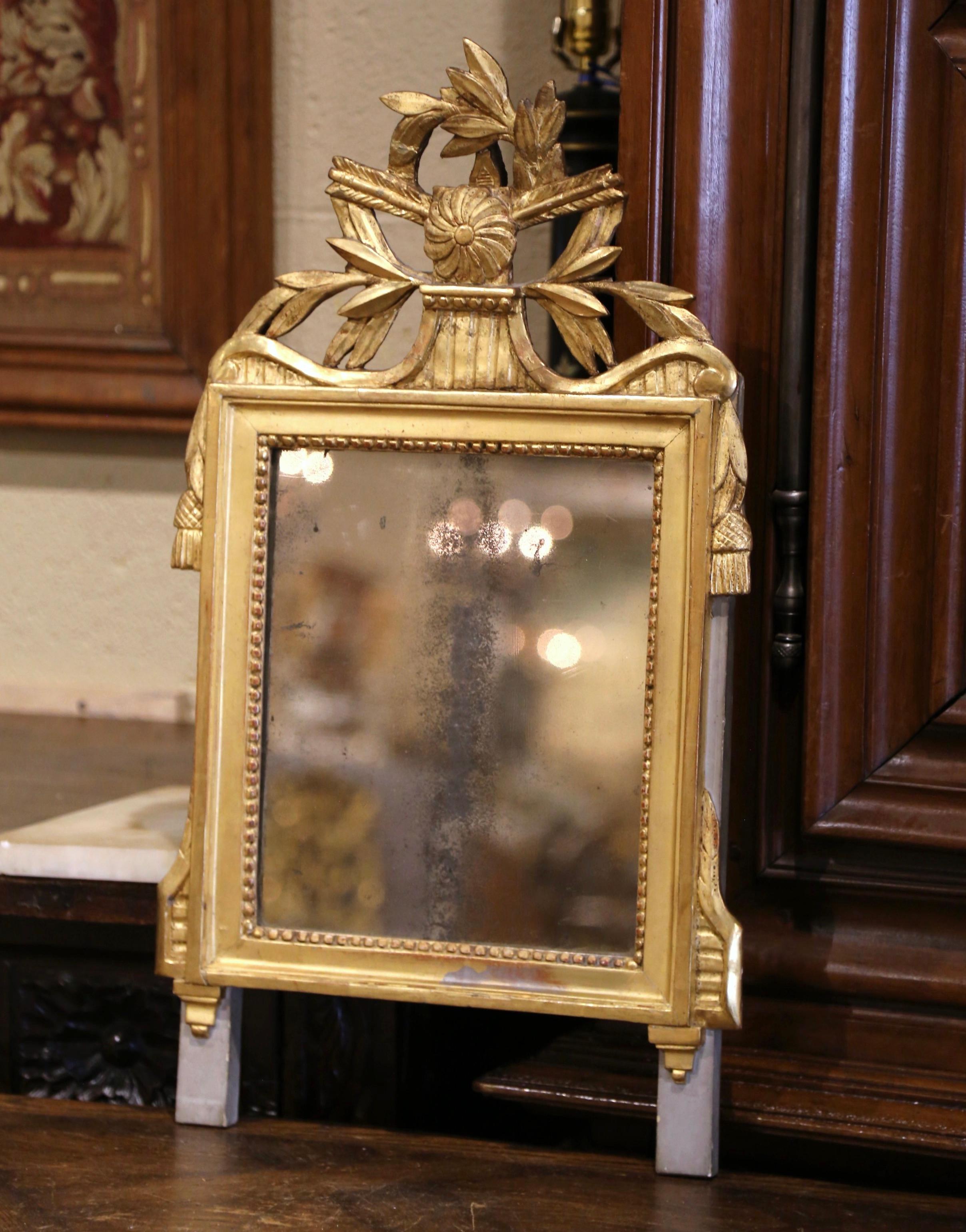 Cet élégant miroir antique doré serait un ajout charmant à une entrée ou à une salle d'eau. Fabriqué dans le sud de la France, vers 1780, et de forme rectangulaire, le miroir provincial est joliment sculpté et illustre les éléments de design des