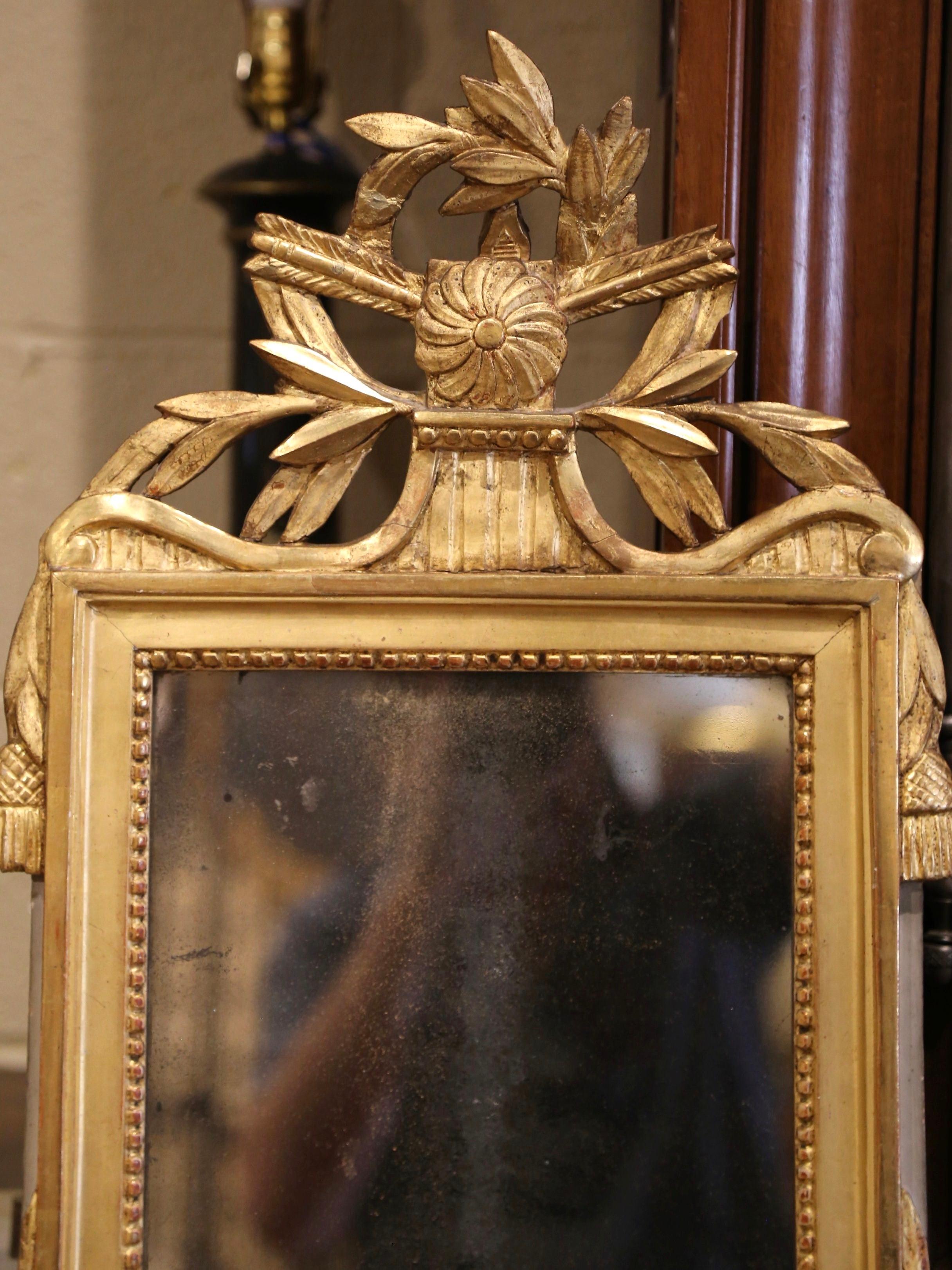 Sculpté à la main Miroir mural Louis XVI du 18ème siècle en bois doré sculpté de Provence en vente