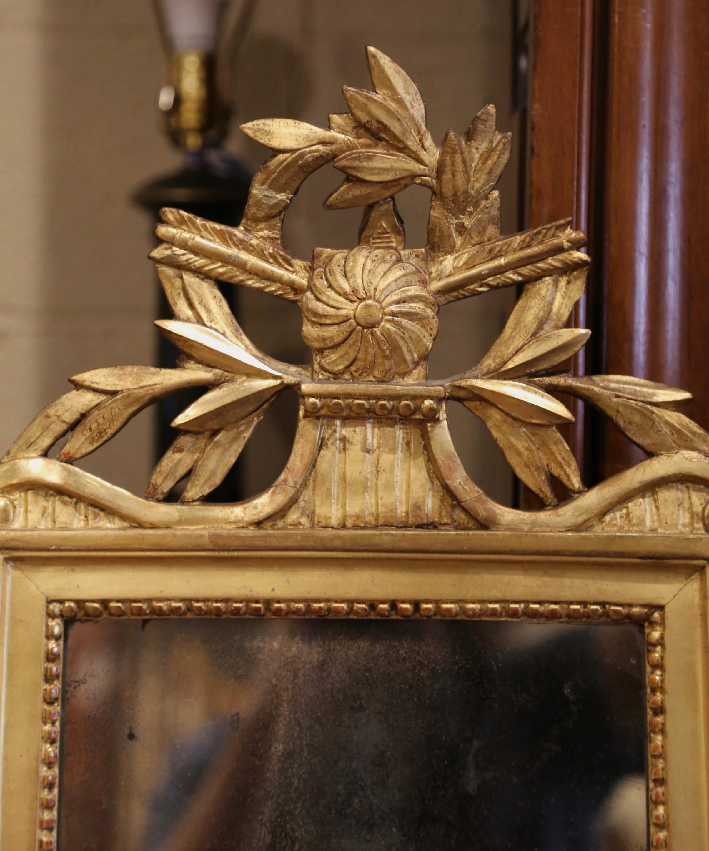XVIIIe siècle Miroir mural Louis XVI du 18ème siècle en bois doré sculpté de Provence en vente