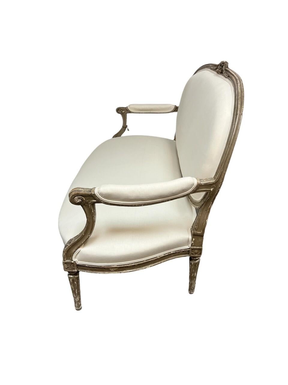 Français Settee française sculptée Louis XVI du 18ème siècle en vente
