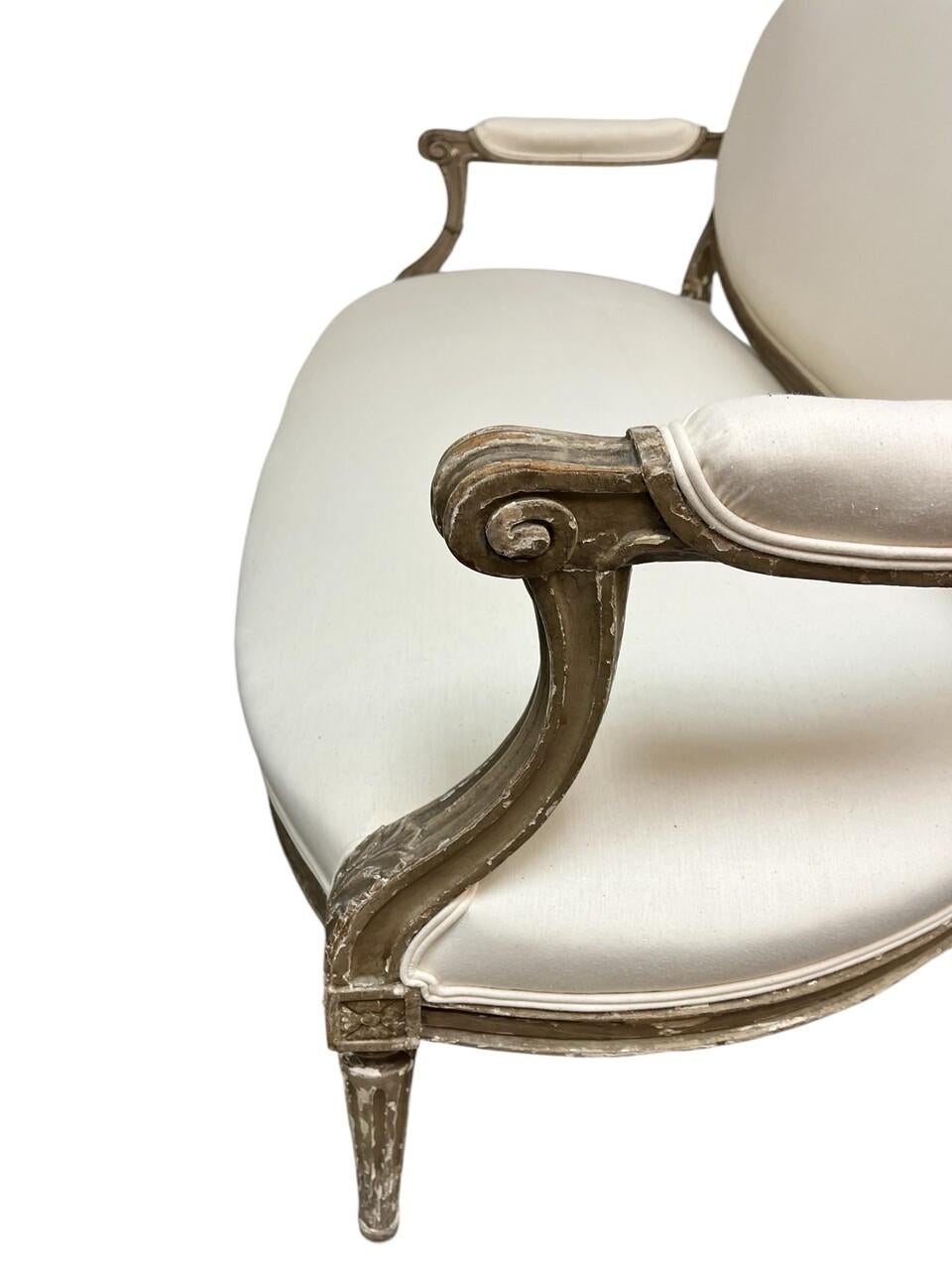 Settee française sculptée Louis XVI du 18ème siècle Bon état - En vente à Houston, TX