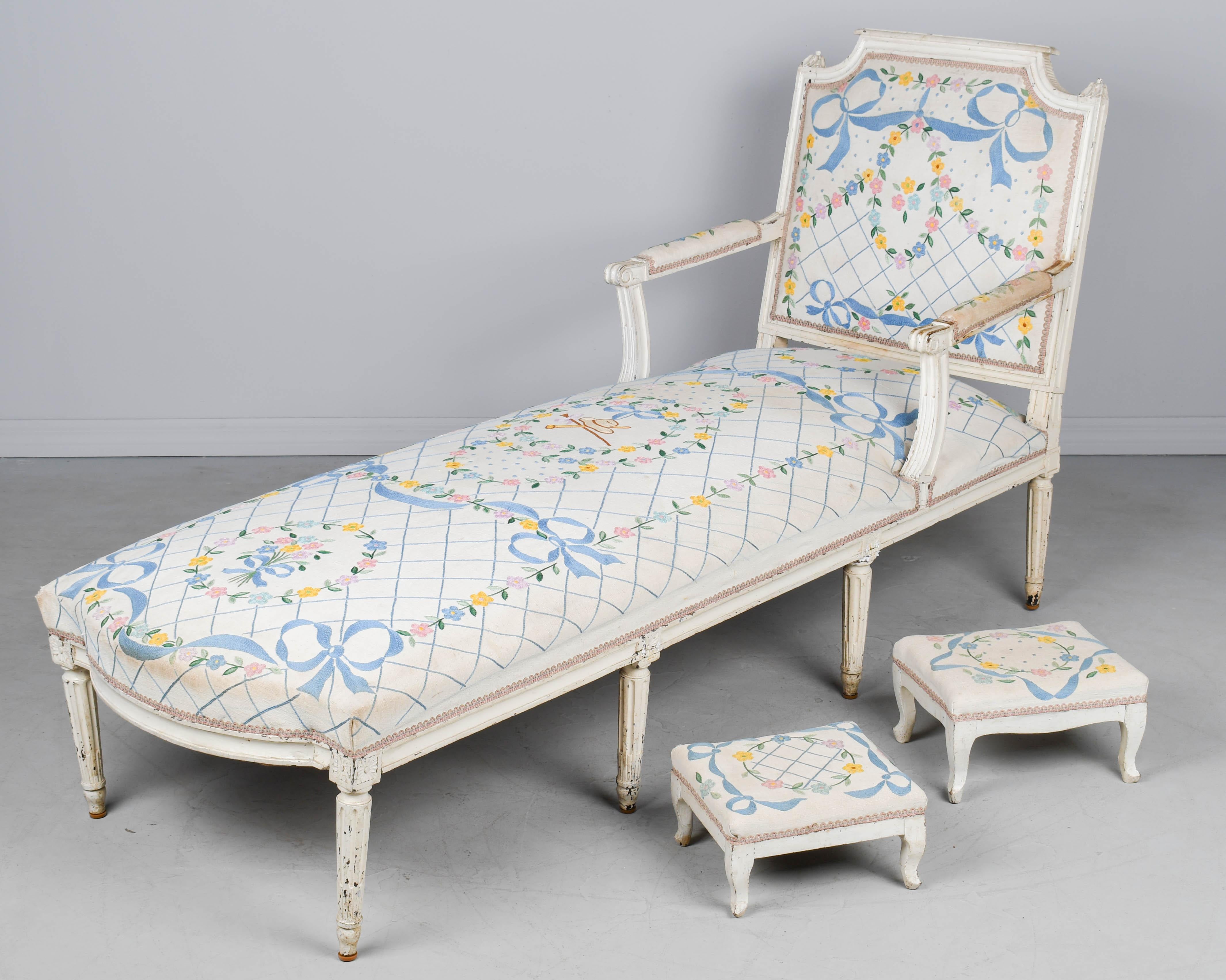 Hand-Crafted 18th Century French Louis XVI Chaise Longue For Sale