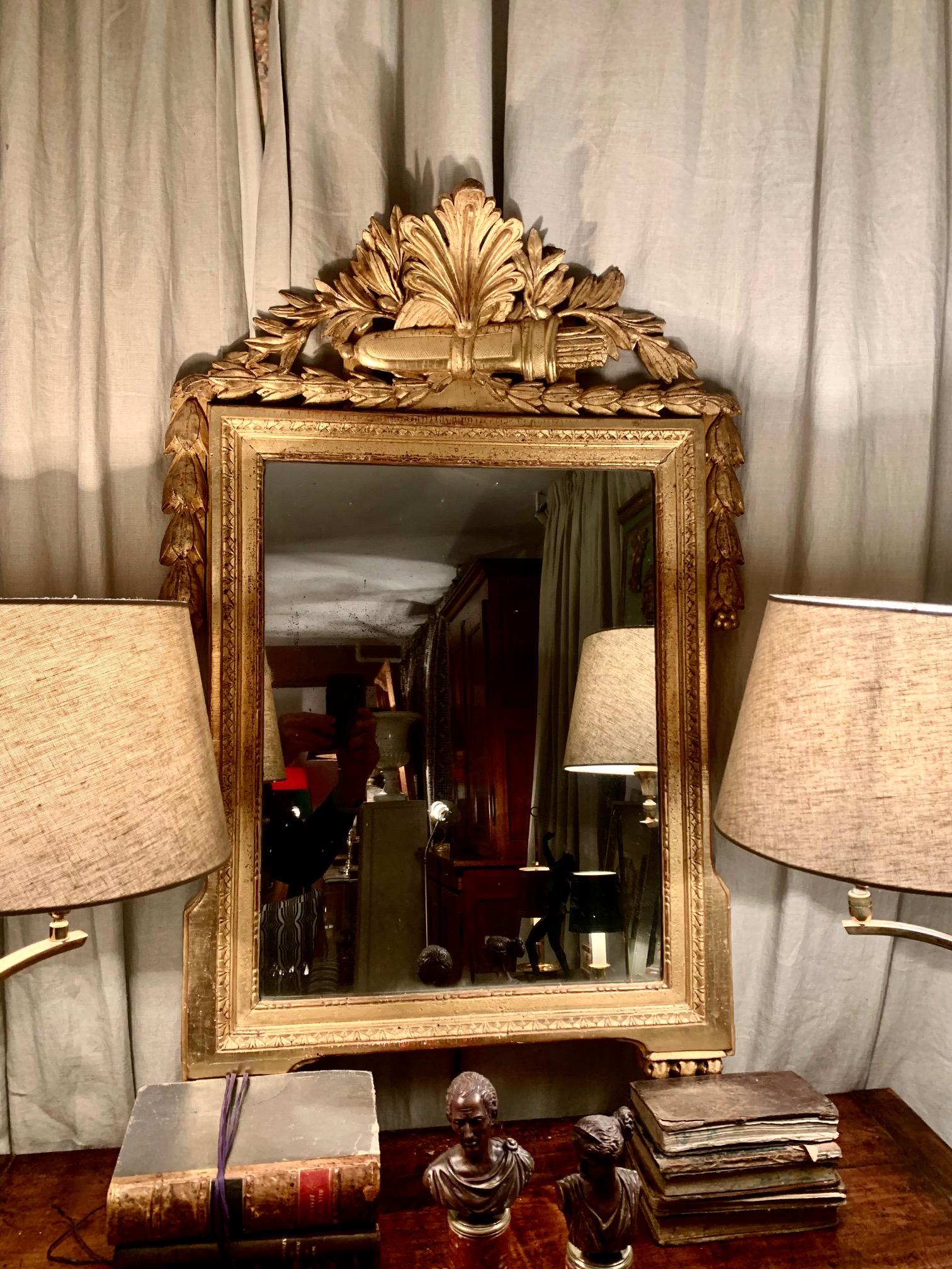 Miroir en bois doré sculpté Louis XVI Directoire du XVIIIe siècle en vente 7
