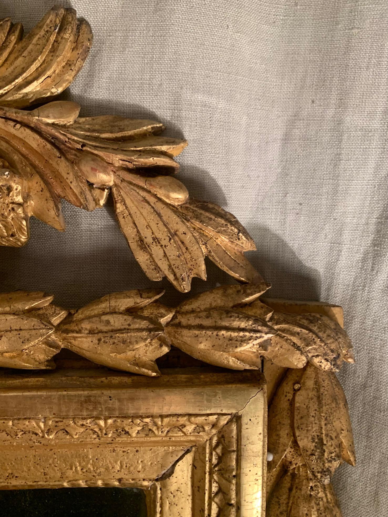 Français Miroir en bois doré sculpté Louis XVI Directoire du XVIIIe siècle en vente