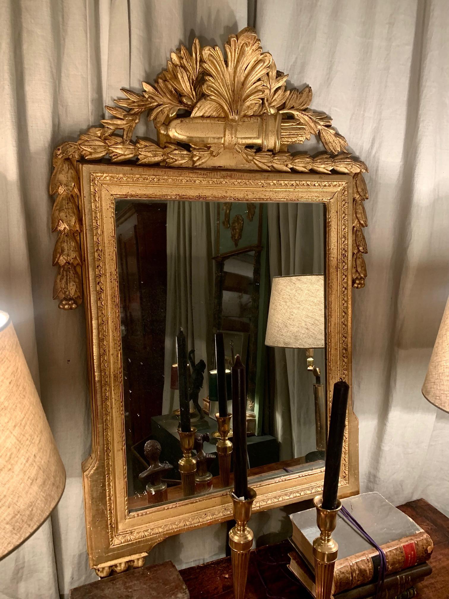 Sculpté à la main Miroir en bois doré sculpté Louis XVI Directoire du XVIIIe siècle en vente