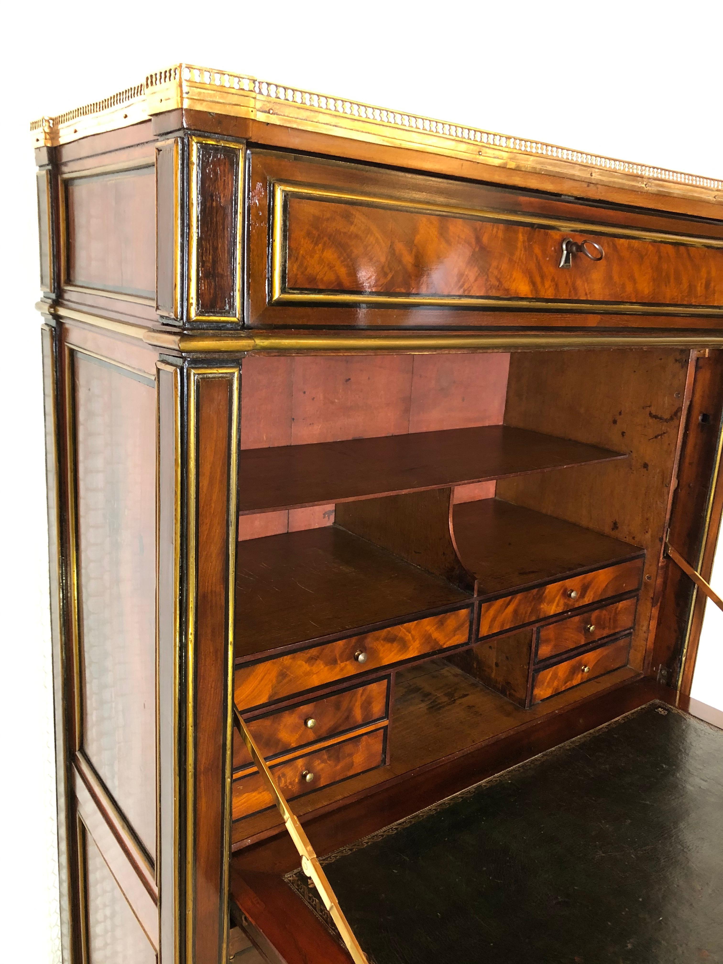 A fine late 18th century French Louis XVI Secretary or drop leaf desk made of beautiful flame mahogany.

This very good quality secretaire a abattant, secretary or drop leaf desk dates back to circa 1780 and has a provenance from Paris, France.