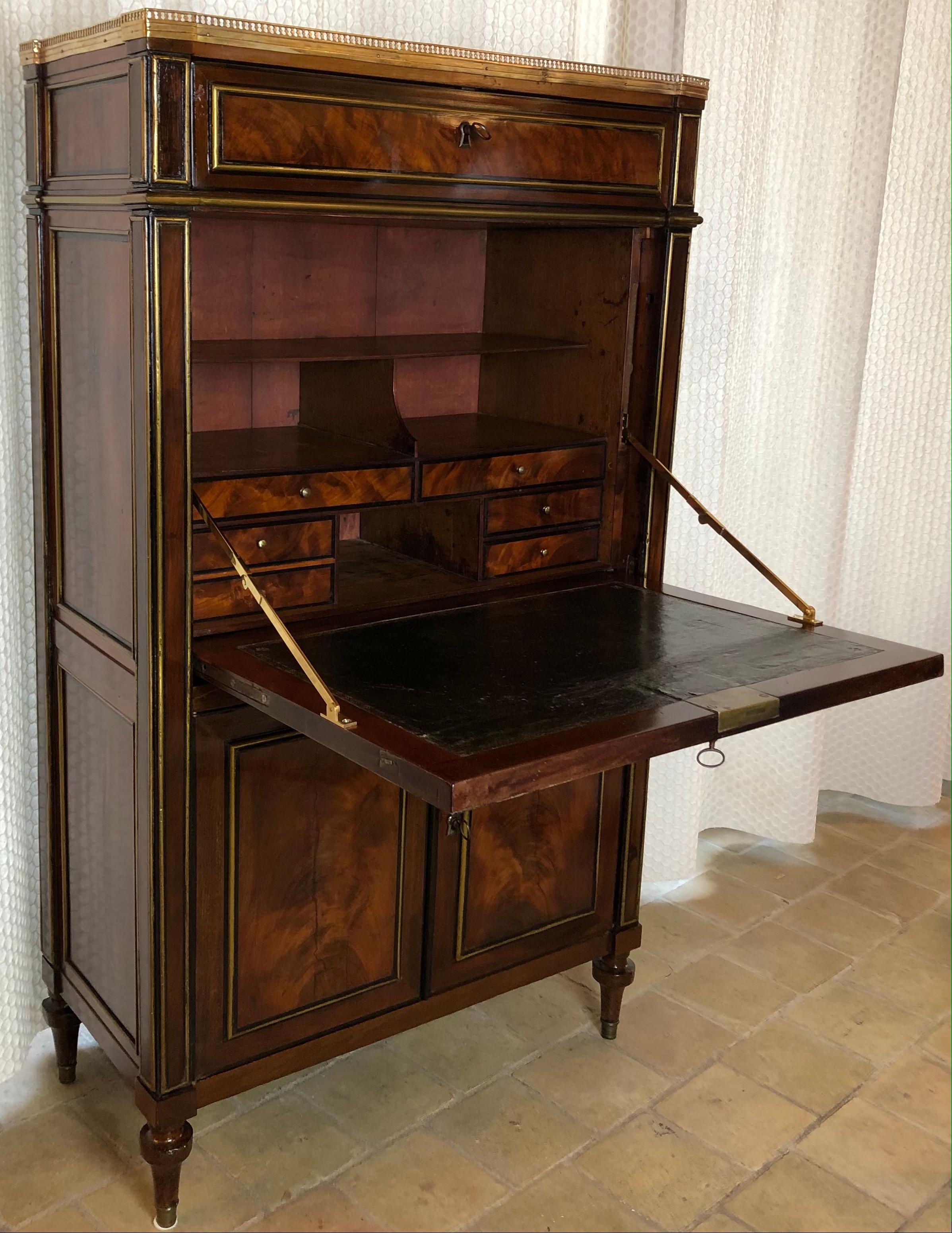 18. Jahrhundert Französisch Louis XVI Flamme Mahagoni Sekretär oder Drop Leaf Desk im Zustand „Gut“ im Angebot in Miami, FL