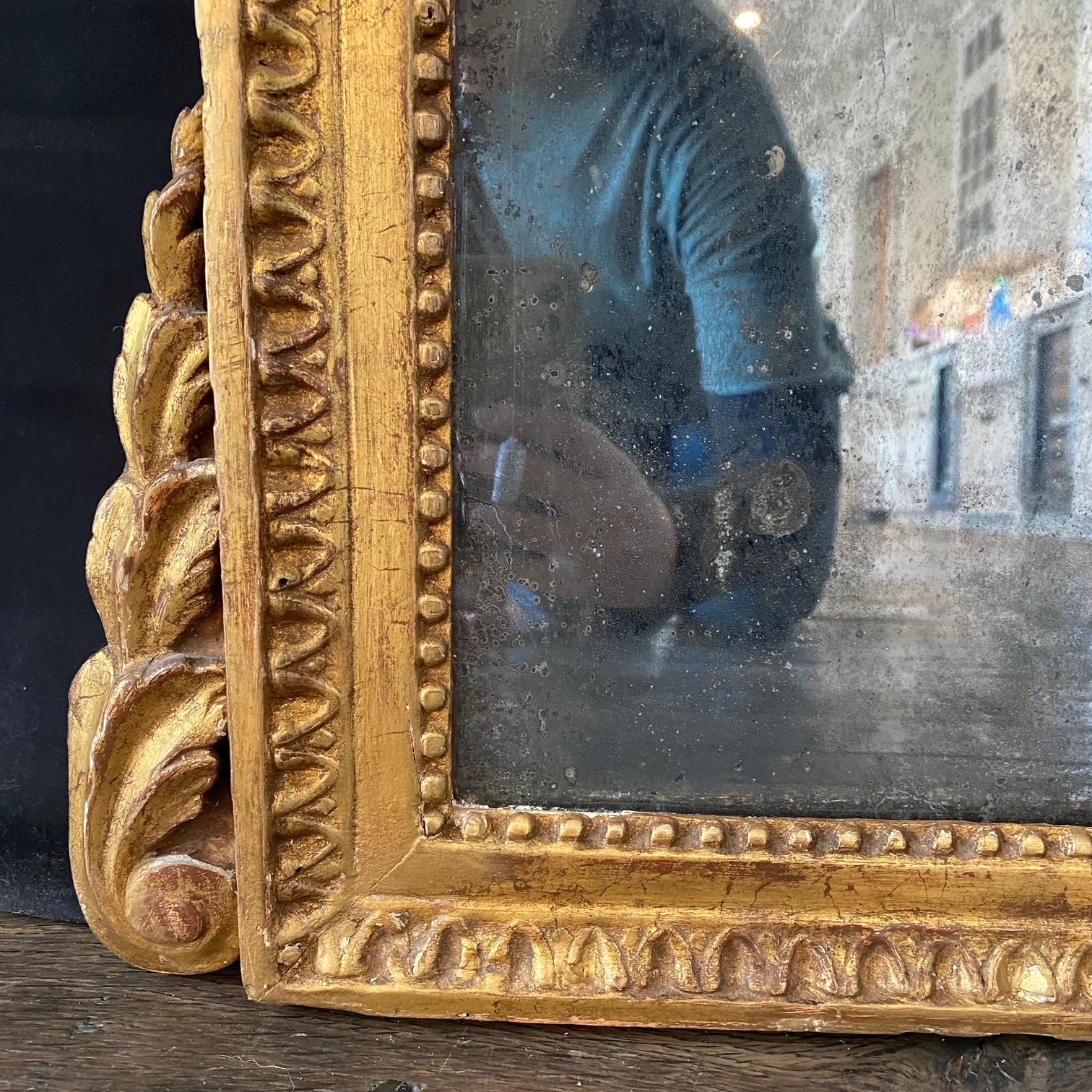 Miroir de mariage Louis XVI du 18ème siècle en bois doré avec symboles militaires en vente 6