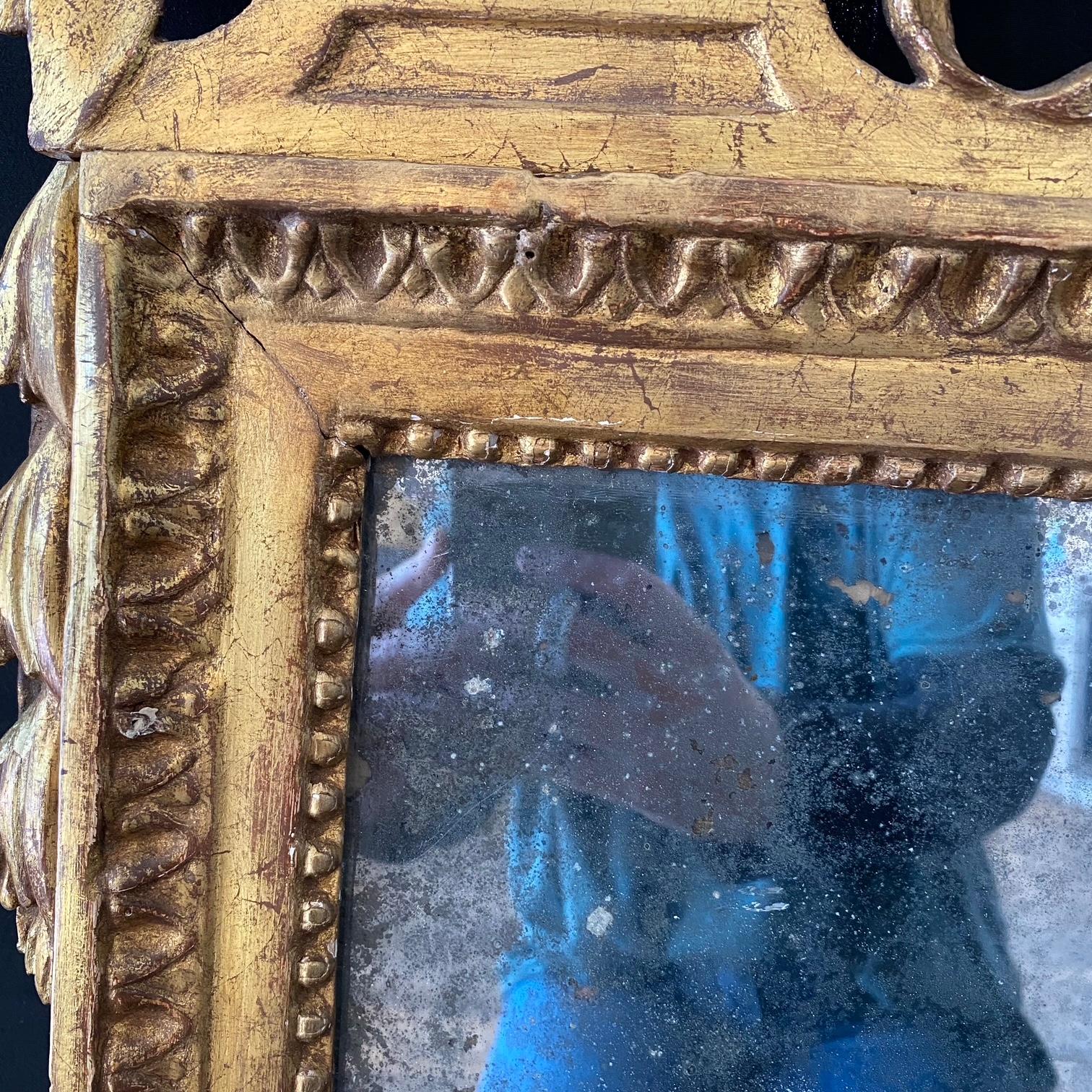 Miroir de mariage Louis XVI du 18ème siècle en bois doré avec symboles militaires en vente 7