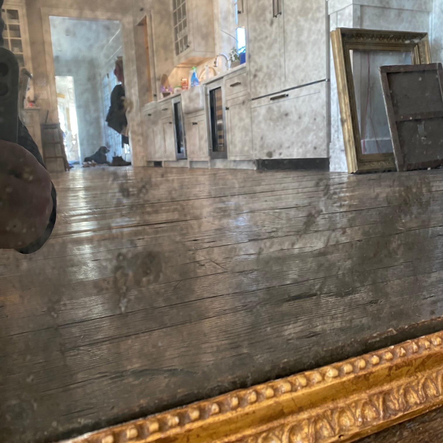 Miroir de mariage Louis XVI du 18ème siècle en bois doré avec symboles militaires en vente 8