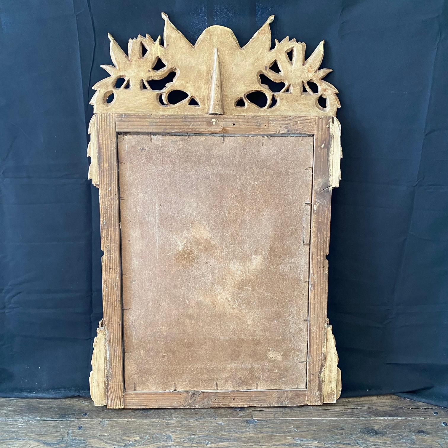 Miroir de mariage Louis XVI du 18ème siècle en bois doré avec symboles militaires en vente 11
