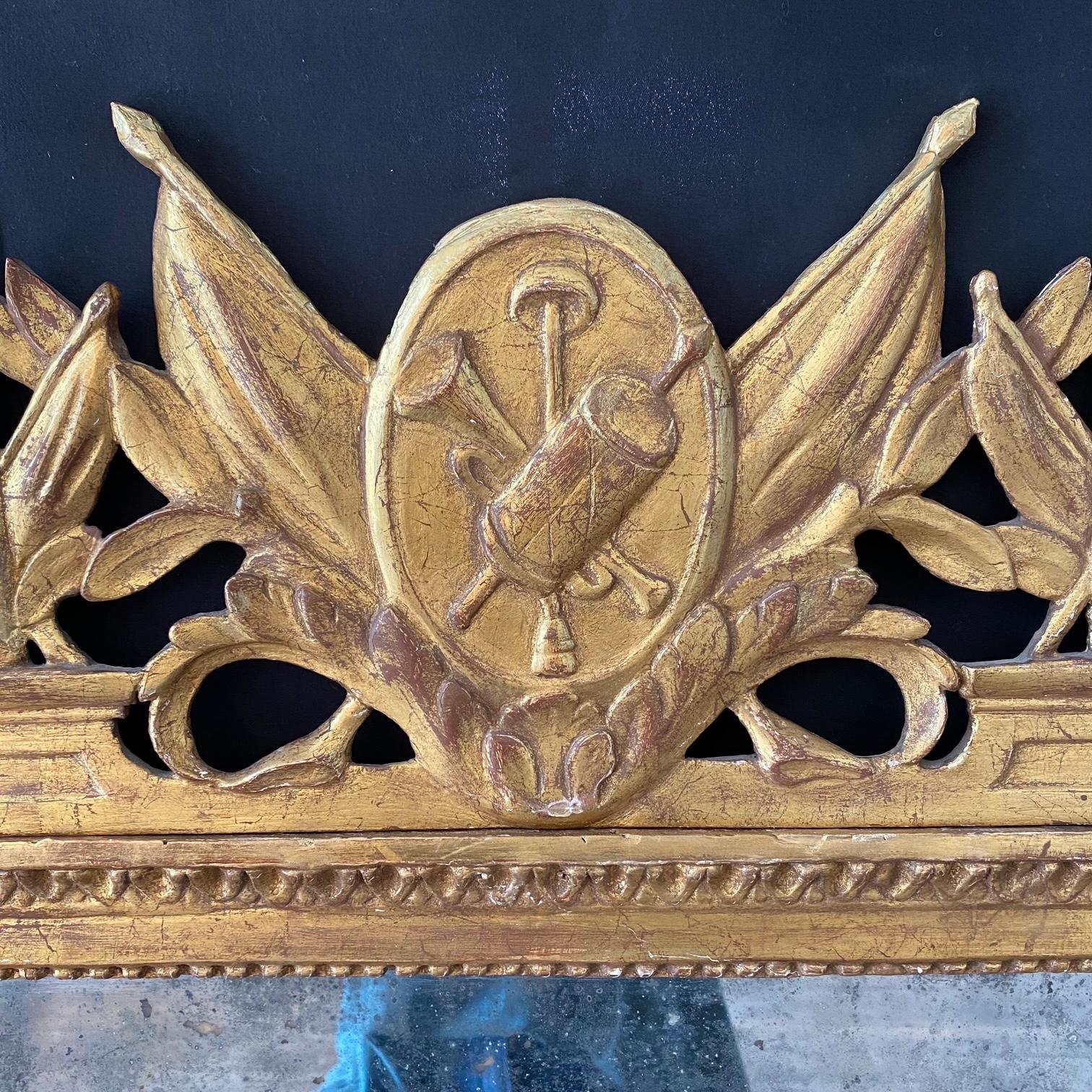 Miroir de mariage Louis XVI du 18ème siècle en bois doré avec symboles militaires Bon état - En vente à Hopewell, NJ
