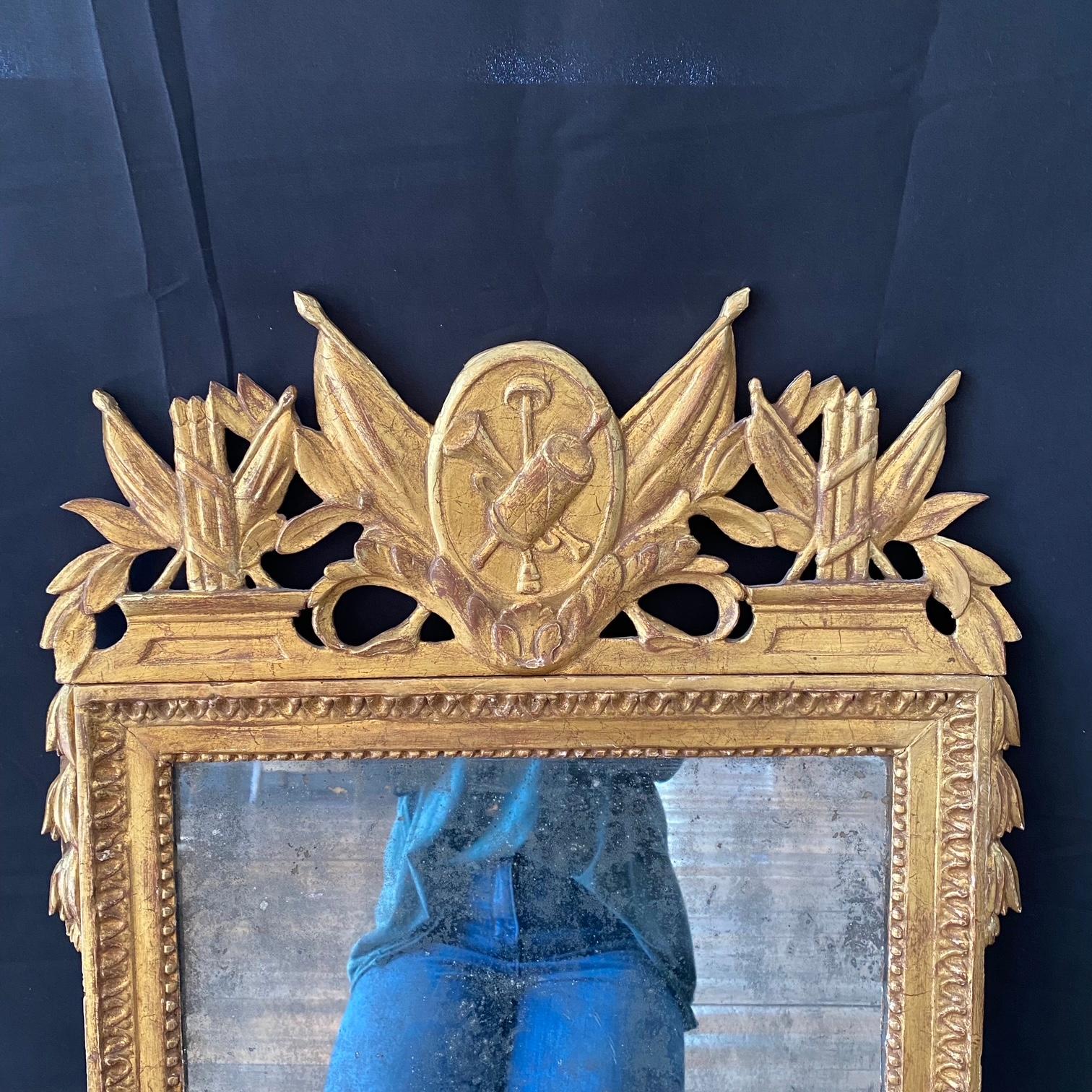 XVIIIe siècle et antérieur Miroir de mariage Louis XVI du 18ème siècle en bois doré avec symboles militaires en vente