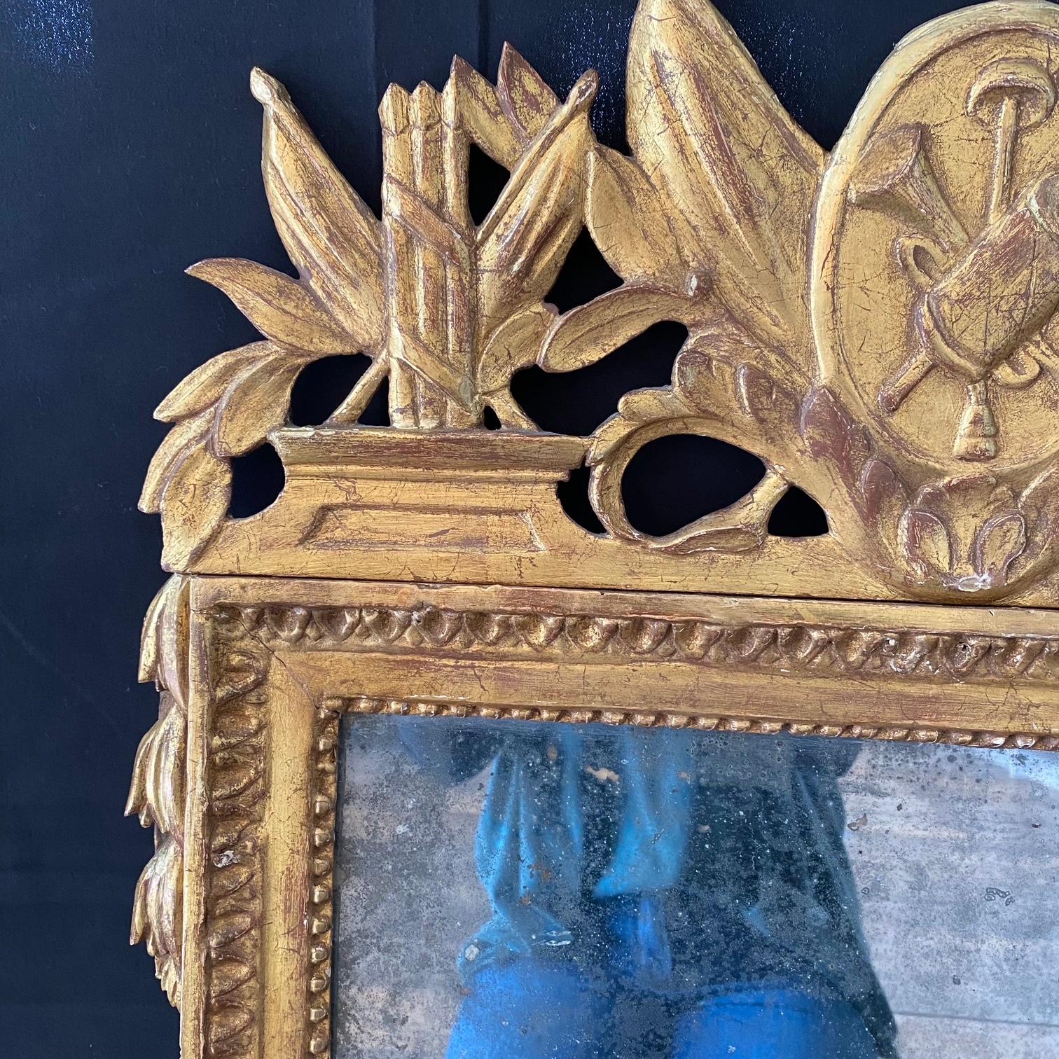 Miroir de mariage Louis XVI du 18ème siècle en bois doré avec symboles militaires en vente 1