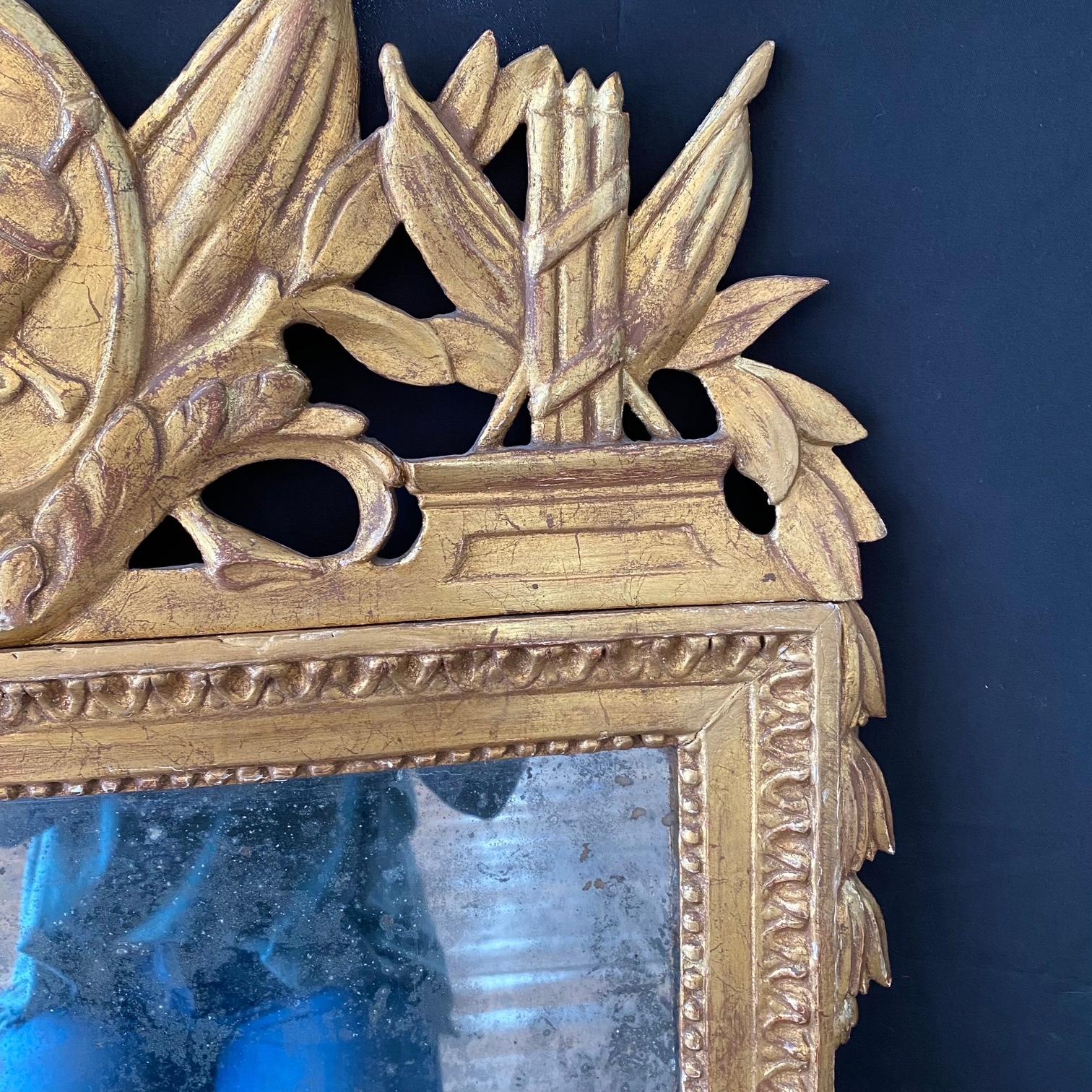 Miroir de mariage Louis XVI du 18ème siècle en bois doré avec symboles militaires en vente 2