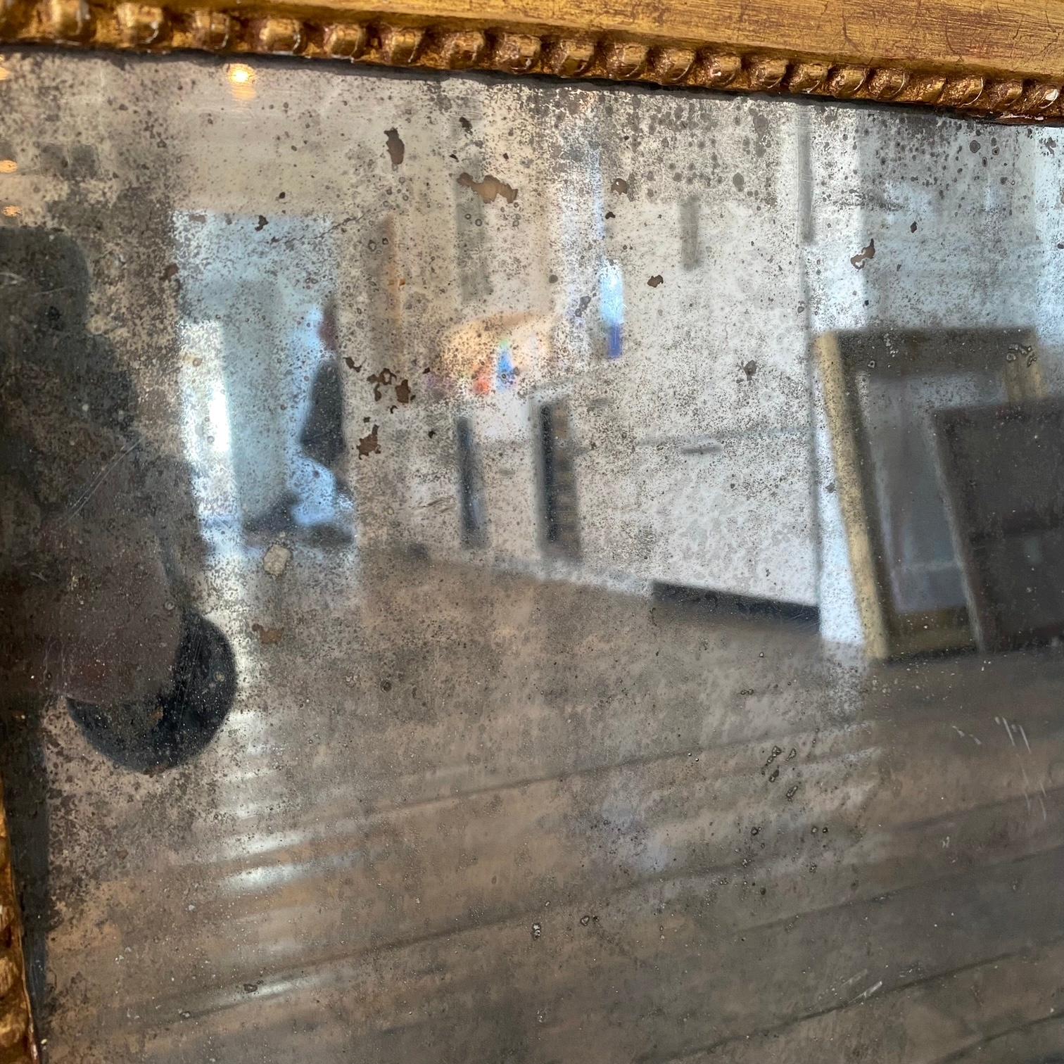 Miroir de mariage Louis XVI du 18ème siècle en bois doré avec symboles militaires en vente 3