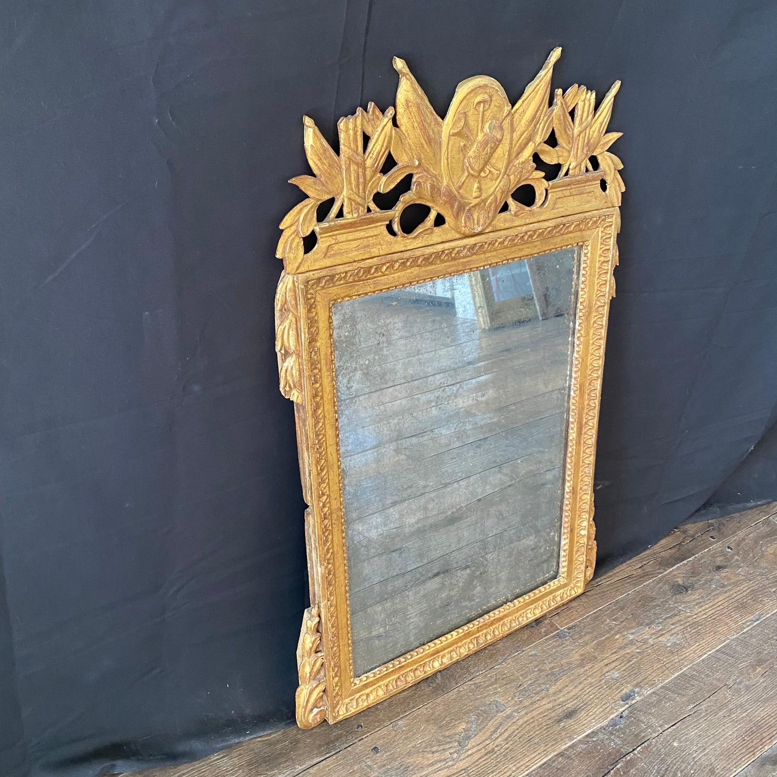 Miroir de mariage Louis XVI du 18ème siècle en bois doré avec symboles militaires en vente 4