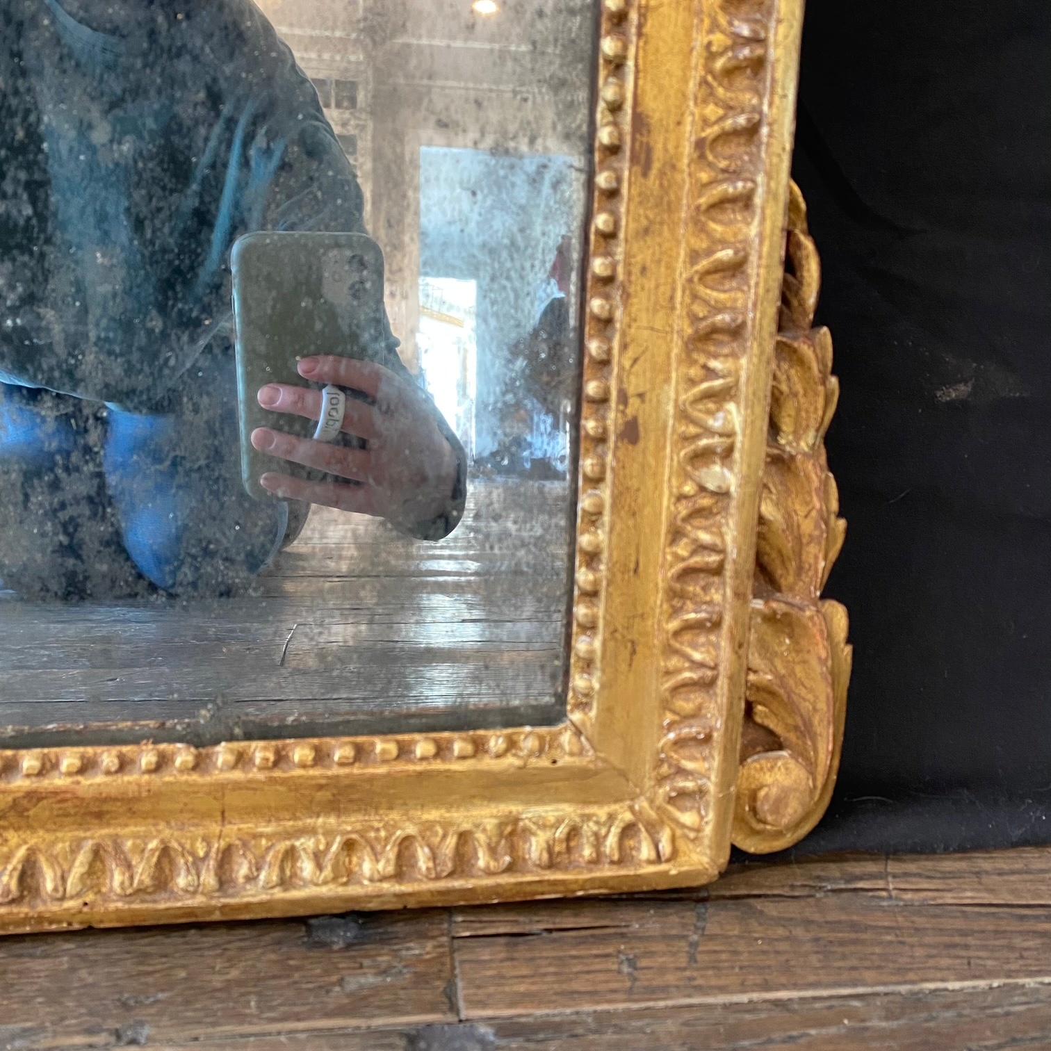 Miroir de mariage Louis XVI du 18ème siècle en bois doré avec symboles militaires en vente 5