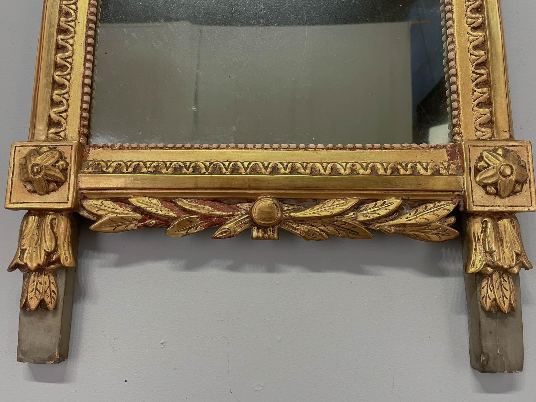 Miroir en bois doré Louis XVI du XVIIIe siècle en vente 4